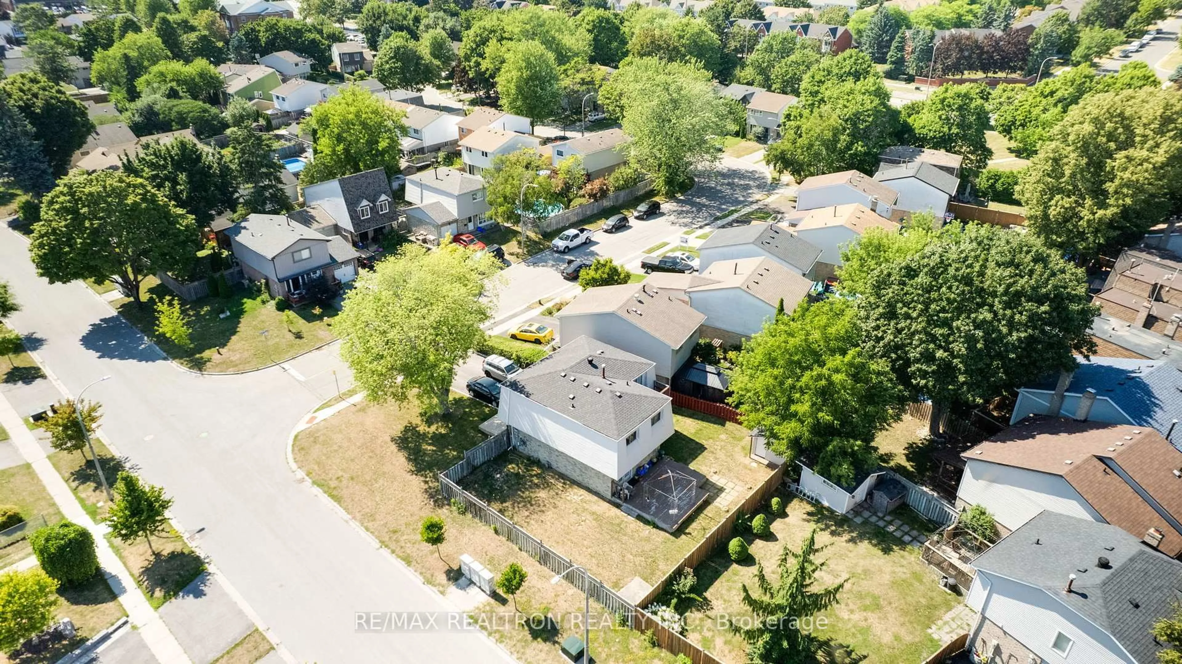 A pic from outside/outdoor area/front of a property/back of a property/a pic from drone, street for 1 Harrison Crt, Whitby Ontario L1N 6E2