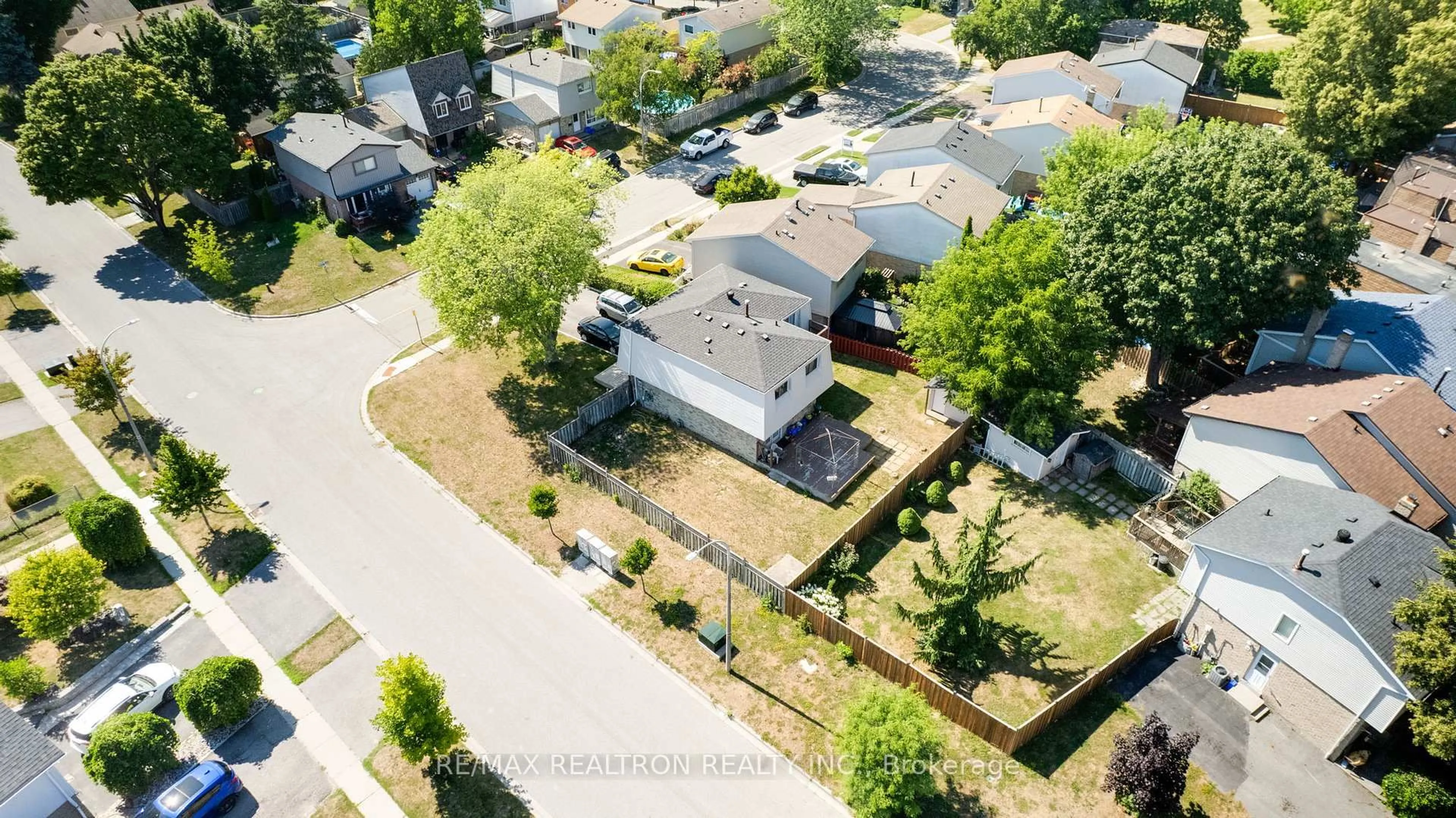 A pic from outside/outdoor area/front of a property/back of a property/a pic from drone, street for 1 Harrison Crt, Whitby Ontario L1N 6E2