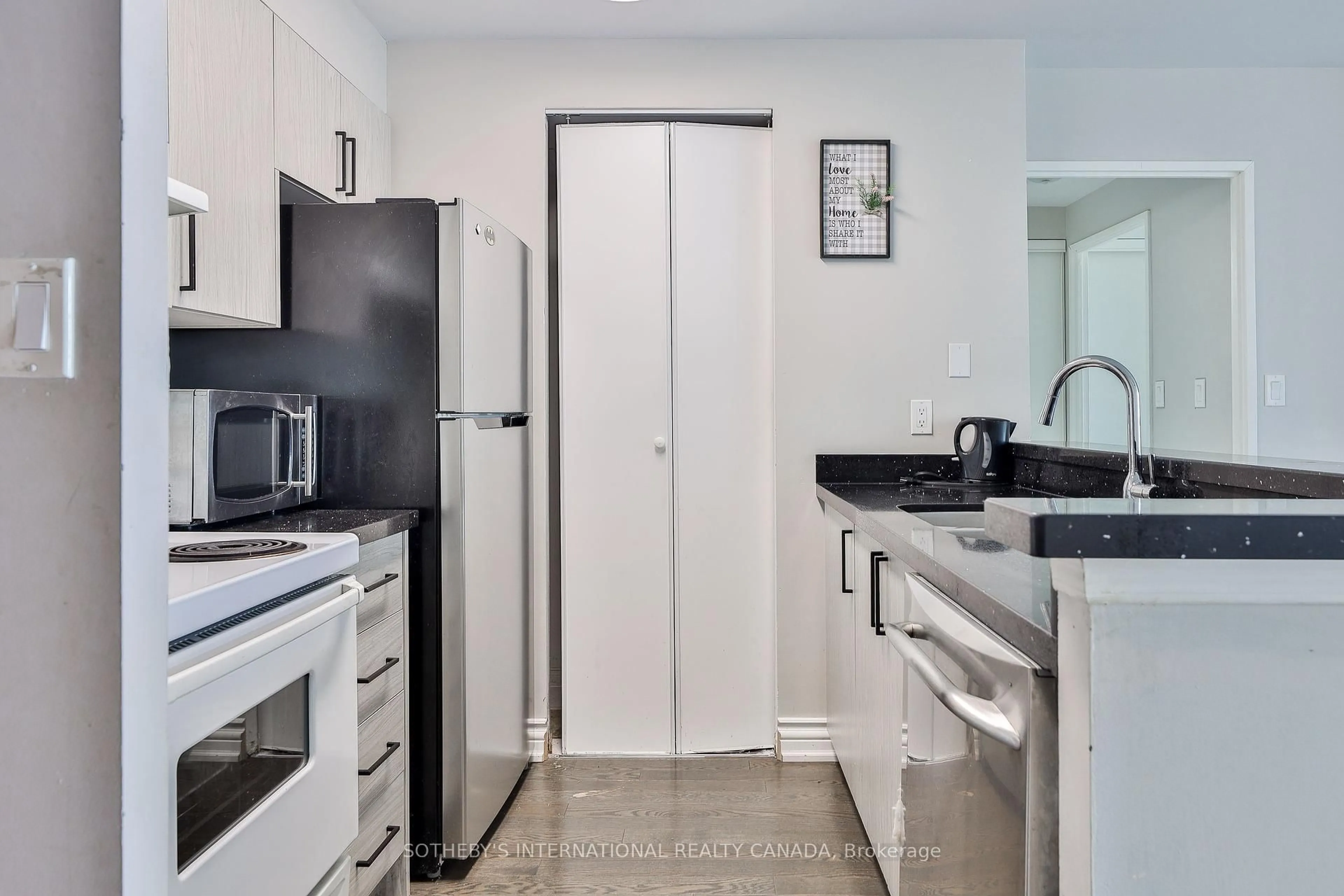 Standard kitchen, unknown for 1625 Pickering Pkwy #501, Pickering Ontario L1V 6Z6