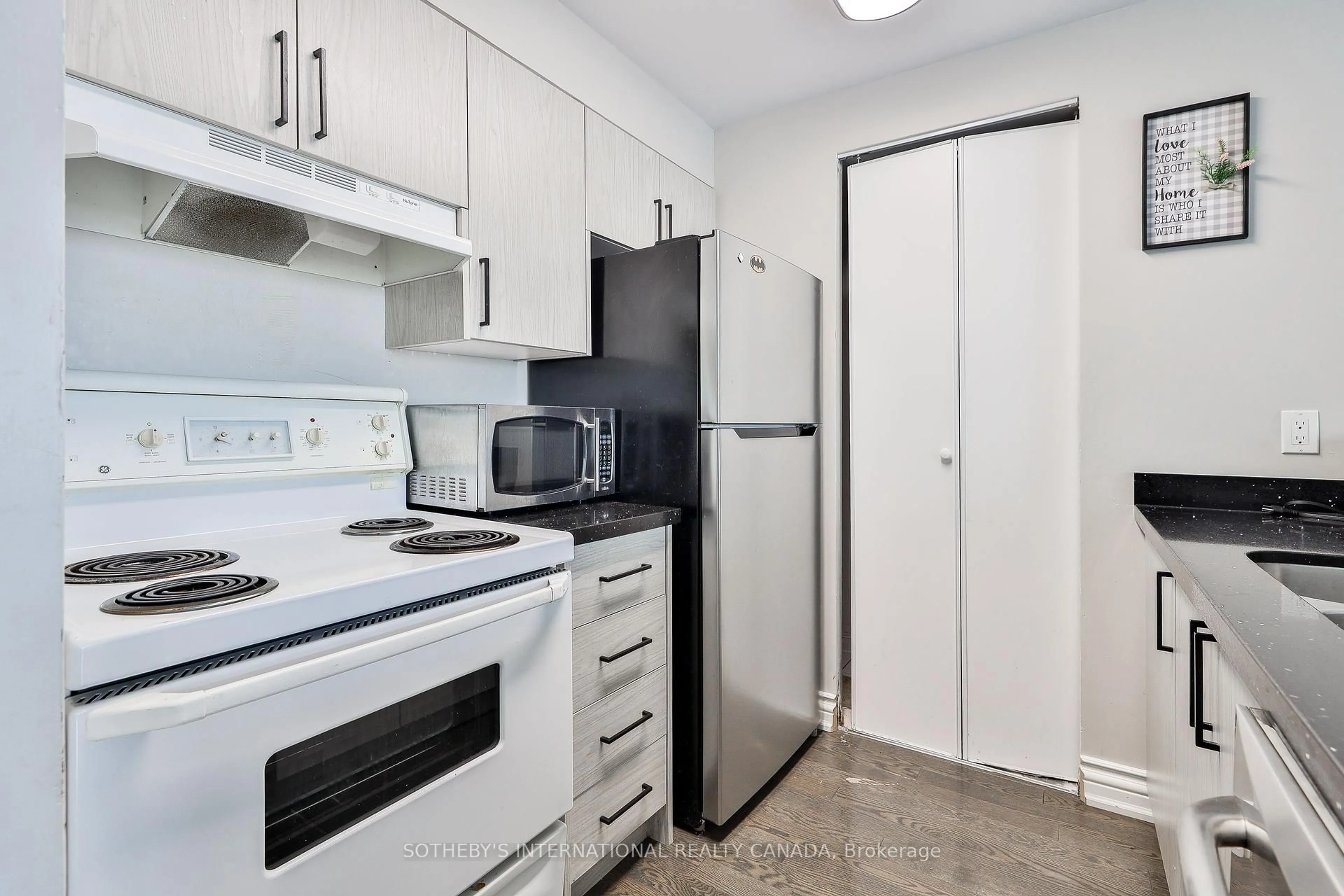 Standard kitchen, unknown for 1625 Pickering Pkwy #501, Pickering Ontario L1V 6Z6