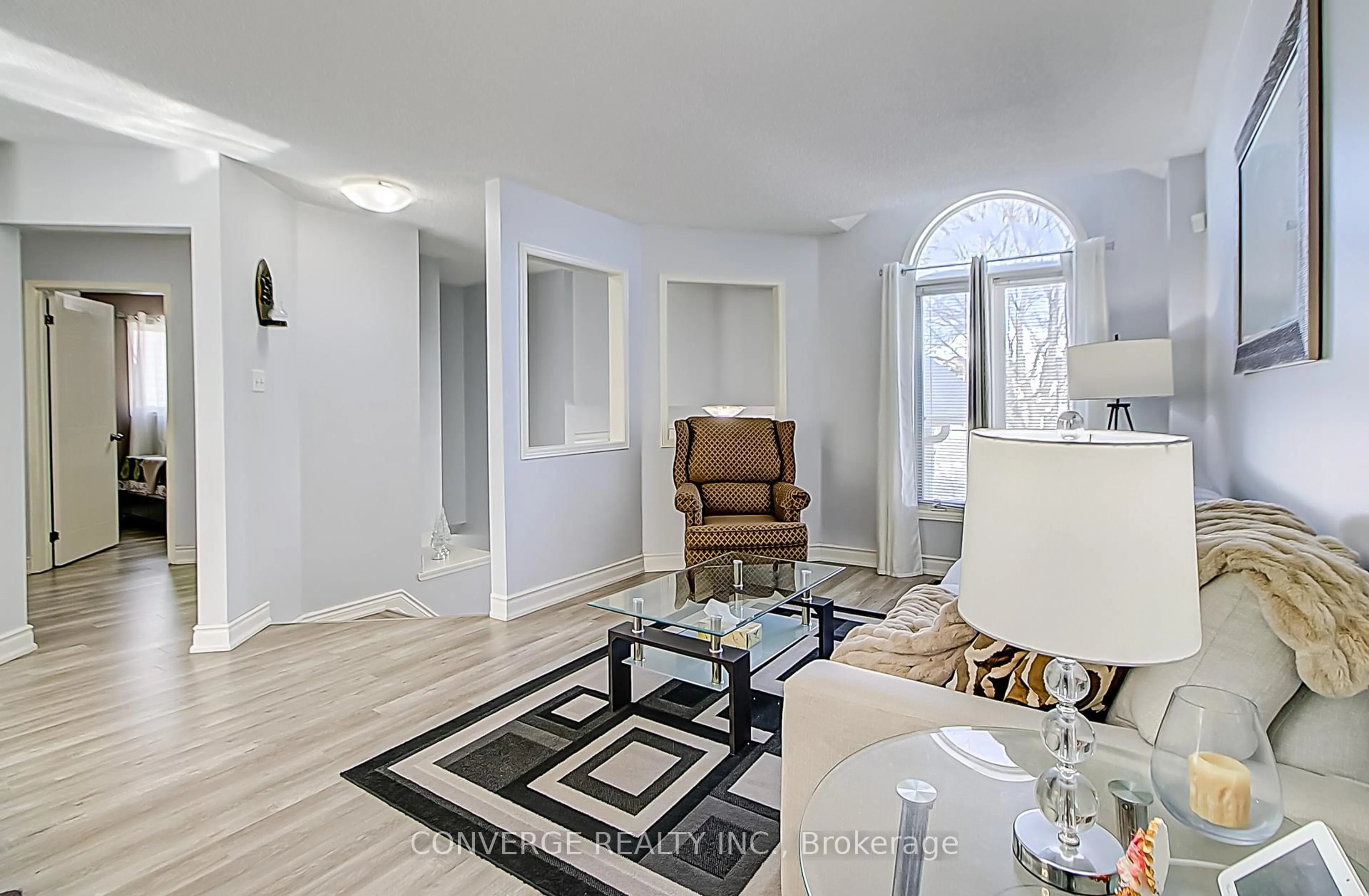Unknown for 425 Elmwood Crt, Oshawa Ontario L1G 7X8