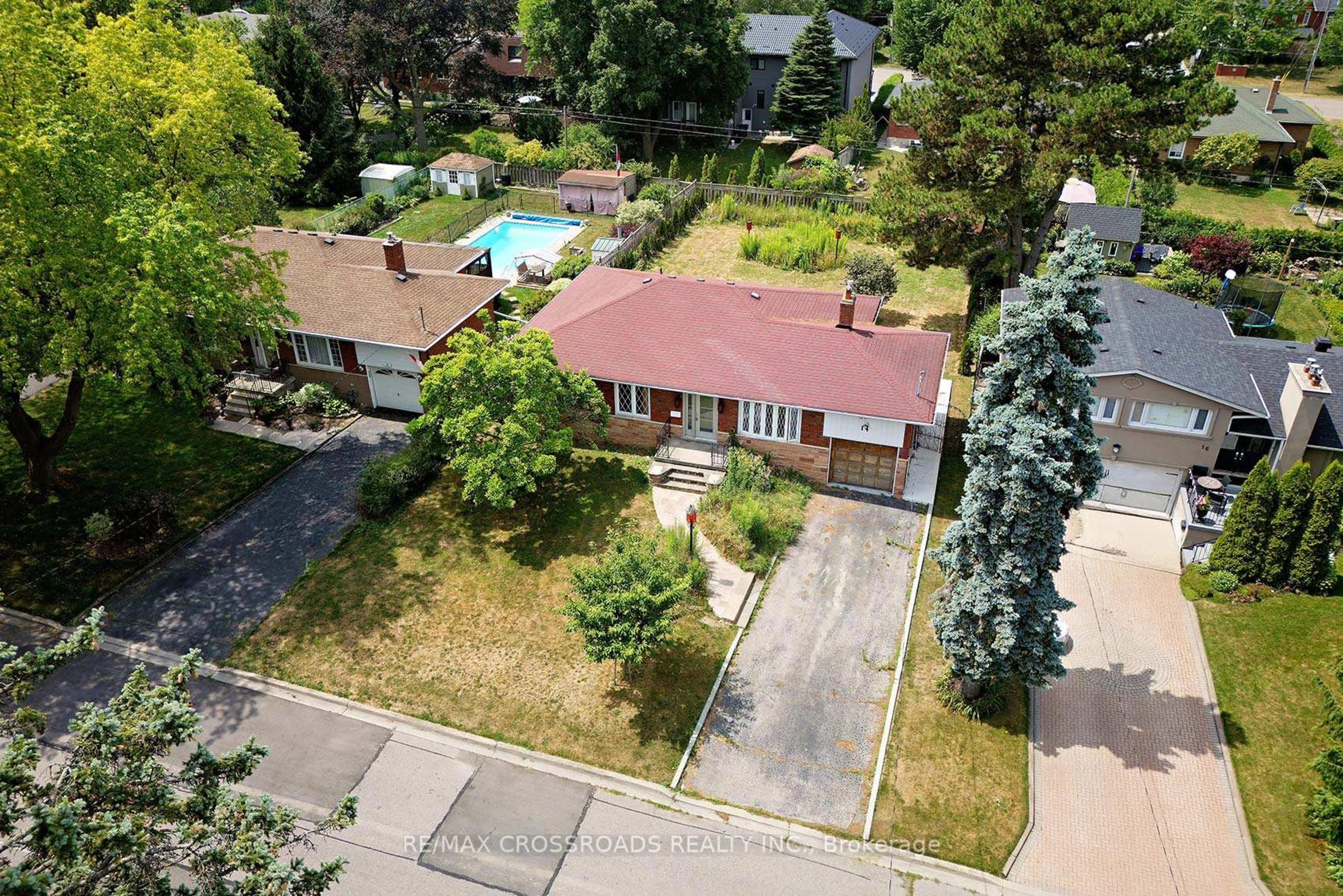 A pic from outside/outdoor area/front of a property/back of a property/a pic from drone, street for 14 Shirley Cres, Toronto Ontario M1M 1L1