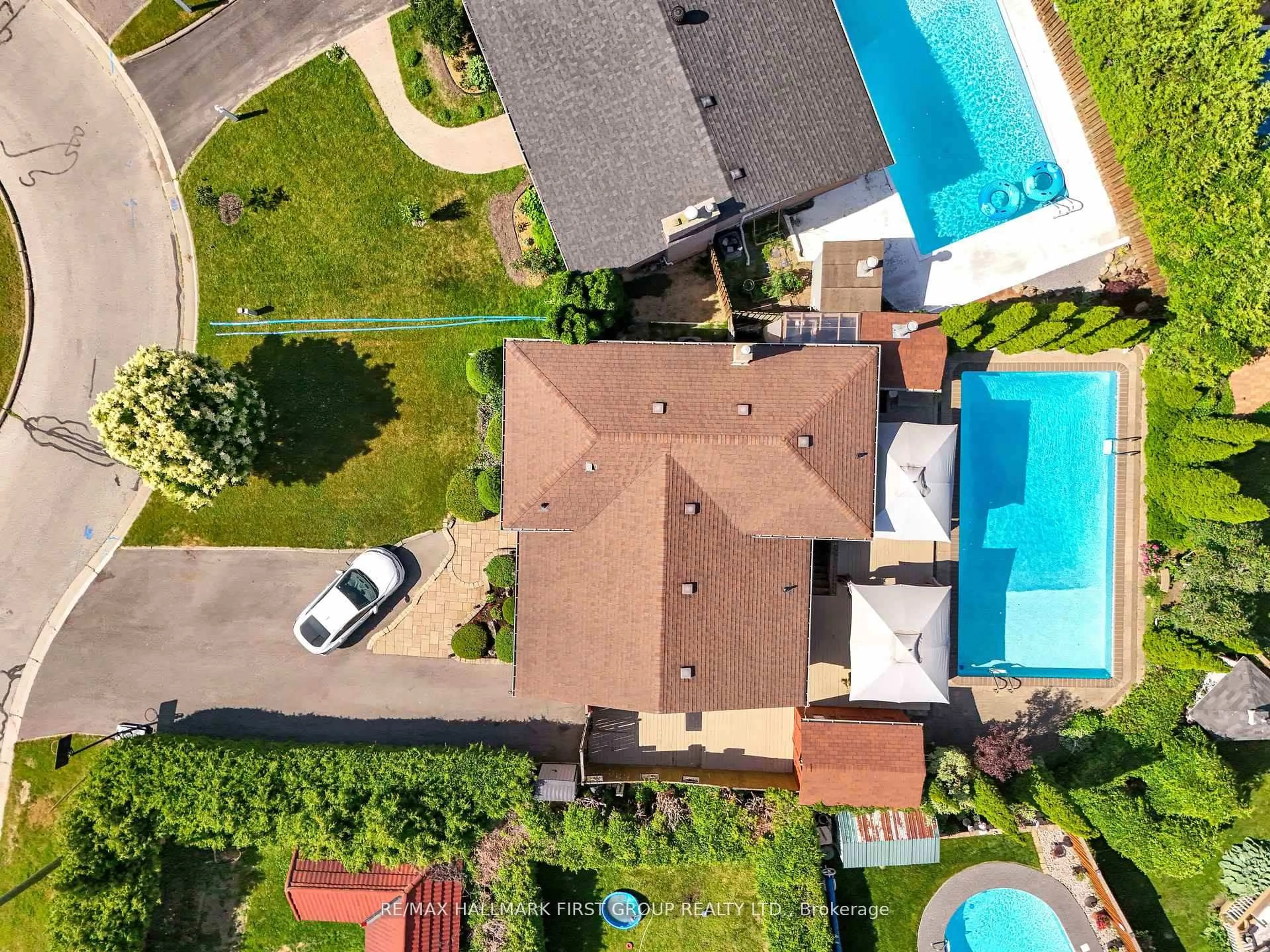 A pic from outside/outdoor area/front of a property/back of a property/a pic from drone, street for 975 Brenda Crt, Oshawa Ontario L1H 7B5