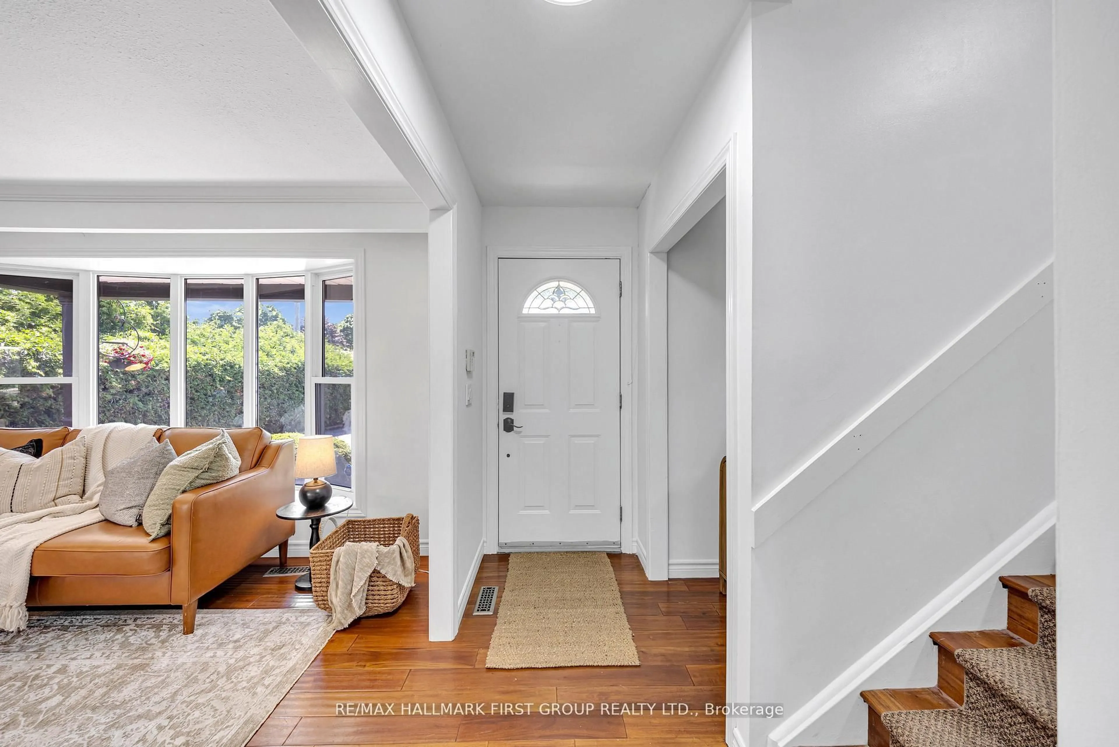 Indoor entryway for 975 Brenda Crt, Oshawa Ontario L1H 7B5