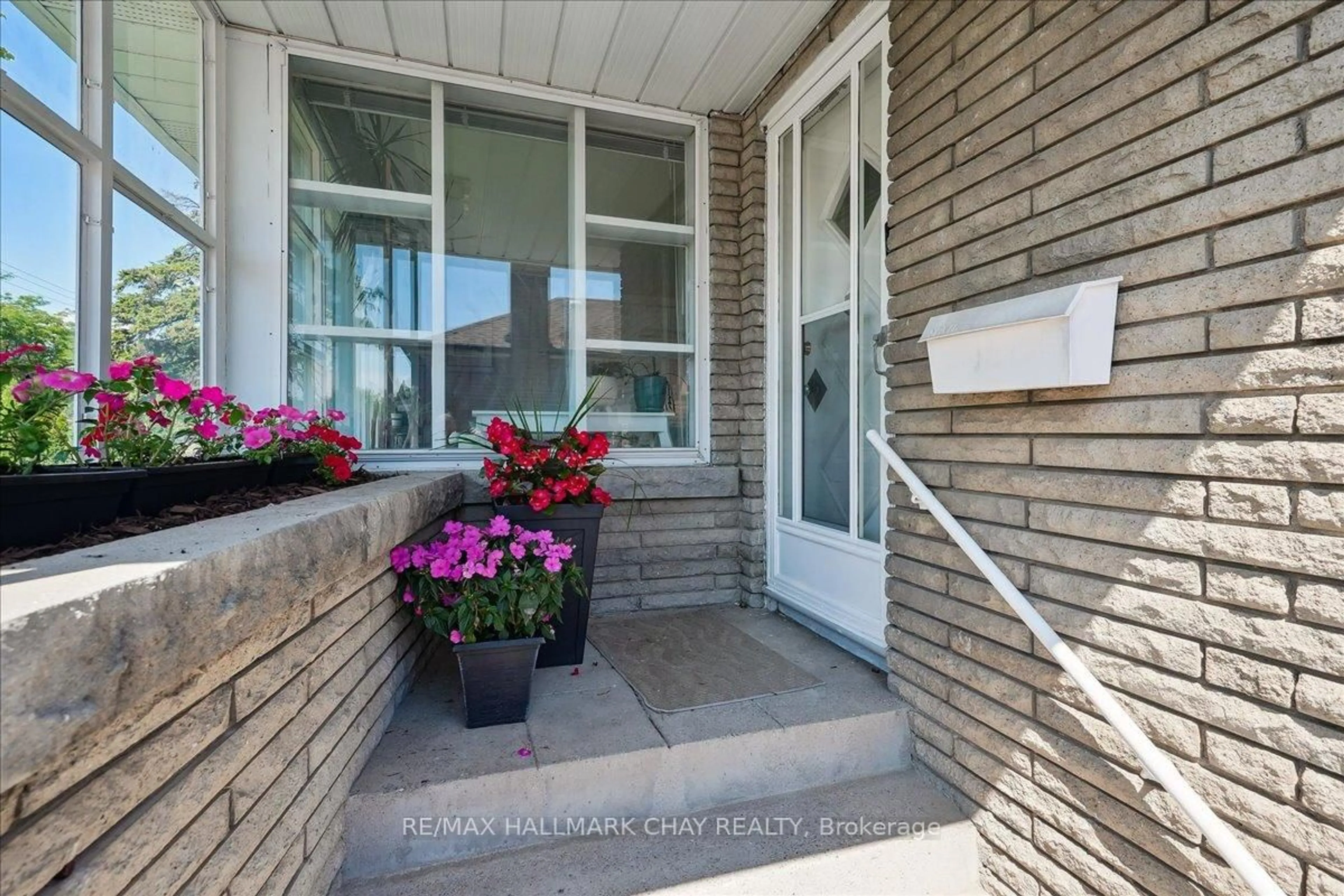 Indoor entryway for 93 Clonmore Dr, Toronto Ontario M1N 1X9