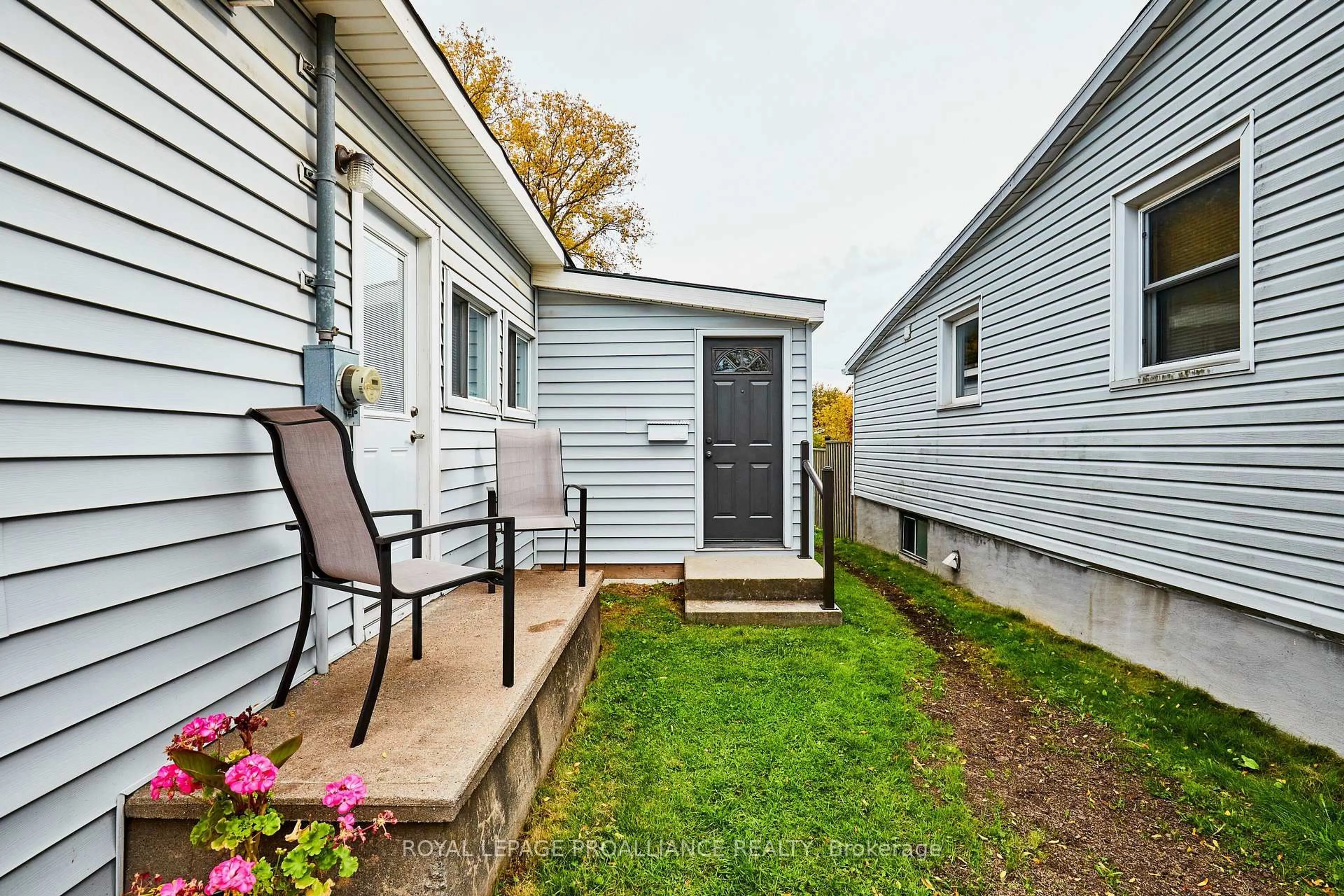 Patio, street for 89 Cromwell Ave, Oshawa Ontario L1J 4T5