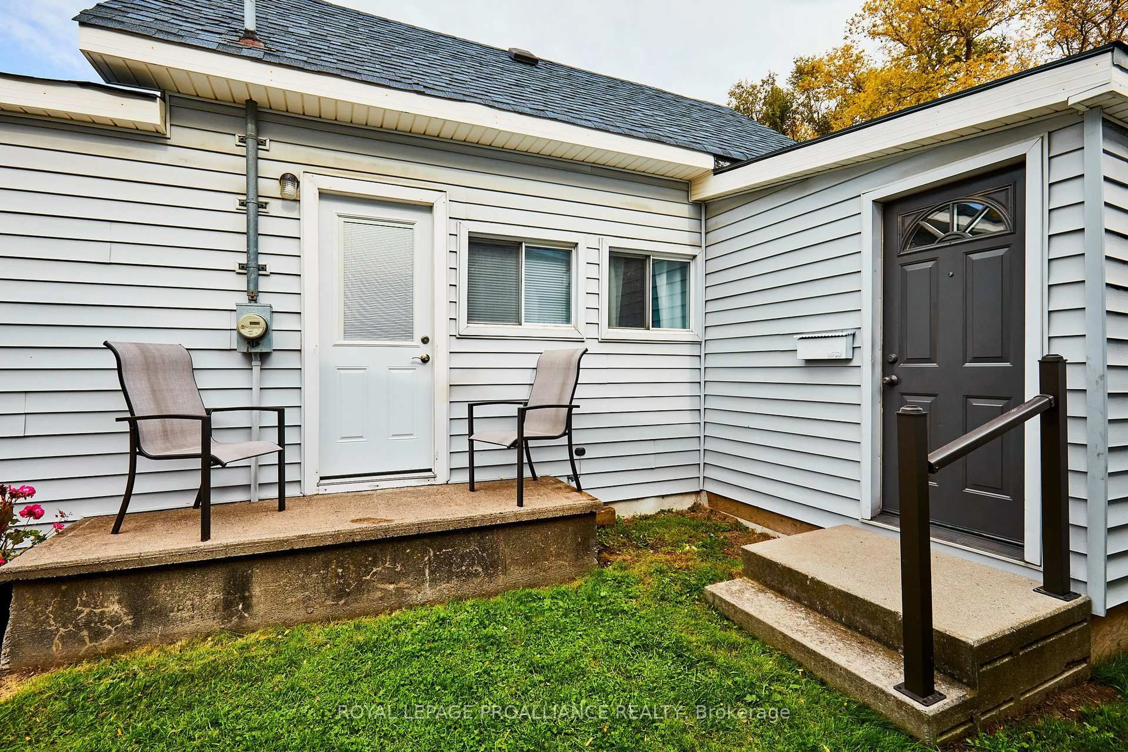 Patio, street for 89 Cromwell Ave, Oshawa Ontario L1J 4T5