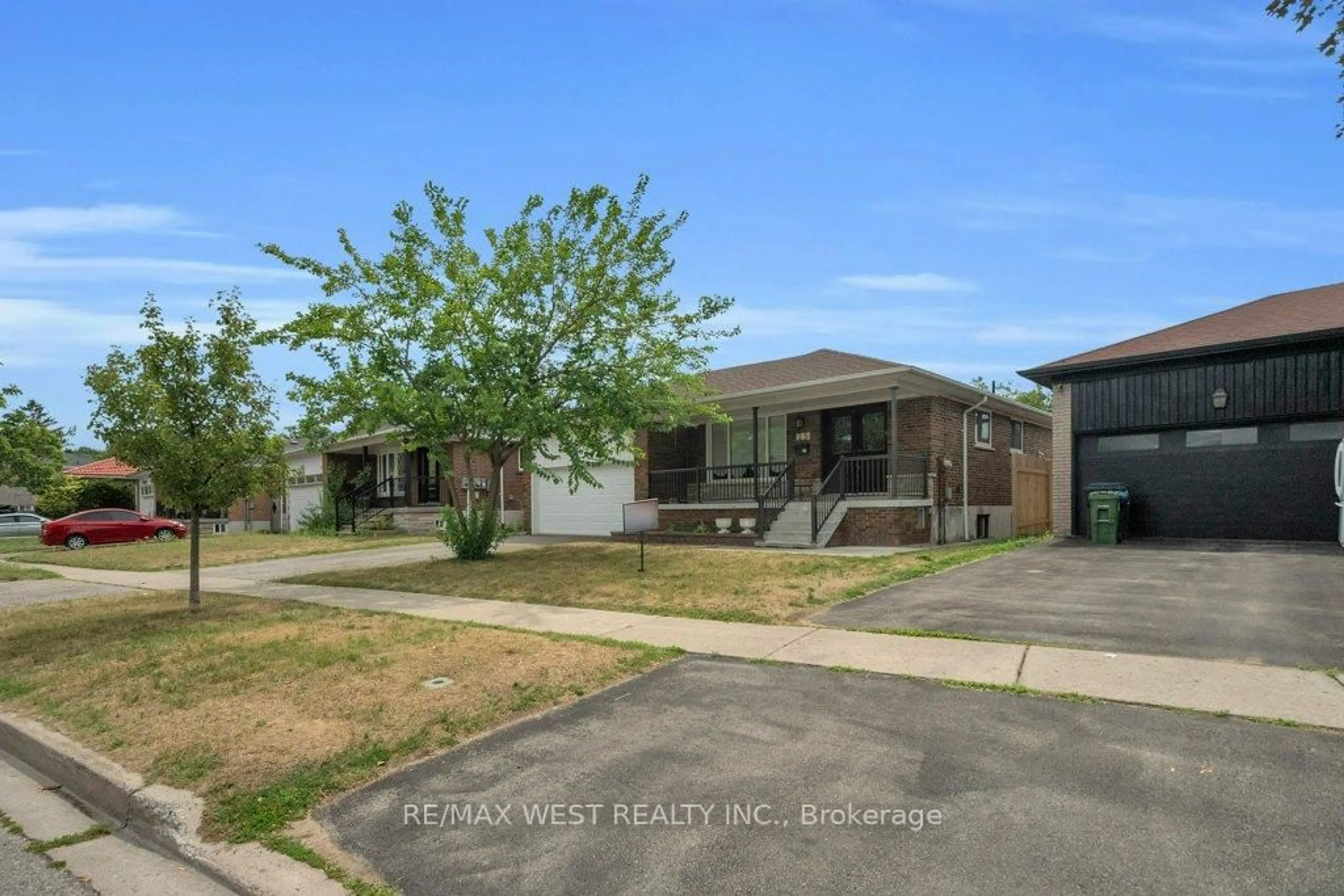 A pic from outside/outdoor area/front of a property/back of a property/a pic from drone, street for 25 Briarbluff Ave, Toronto Ontario M1E 3H2