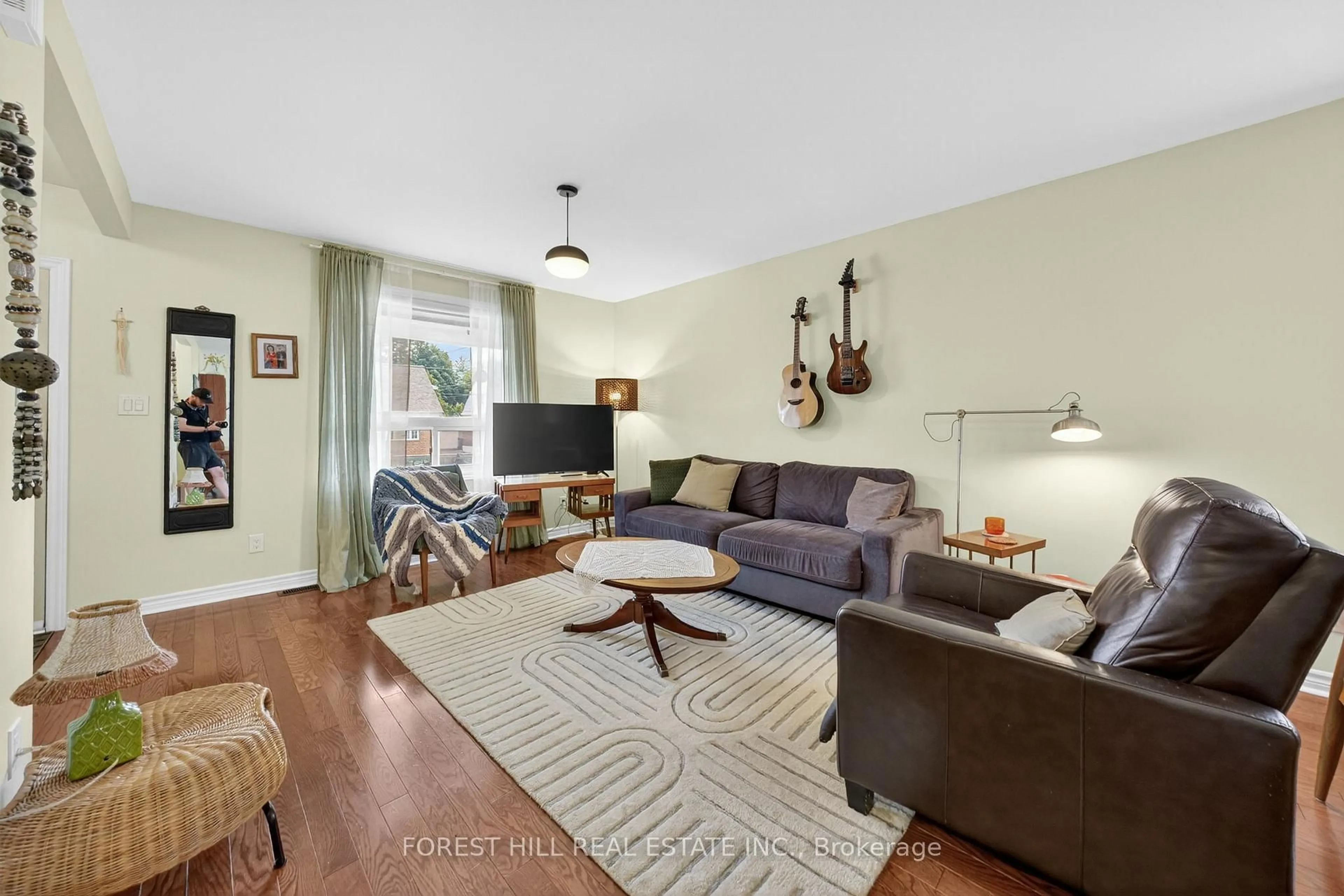 Living room with furniture, wood/laminate floor for 38 Scotia Ave, Toronto Ontario M1L 4E6