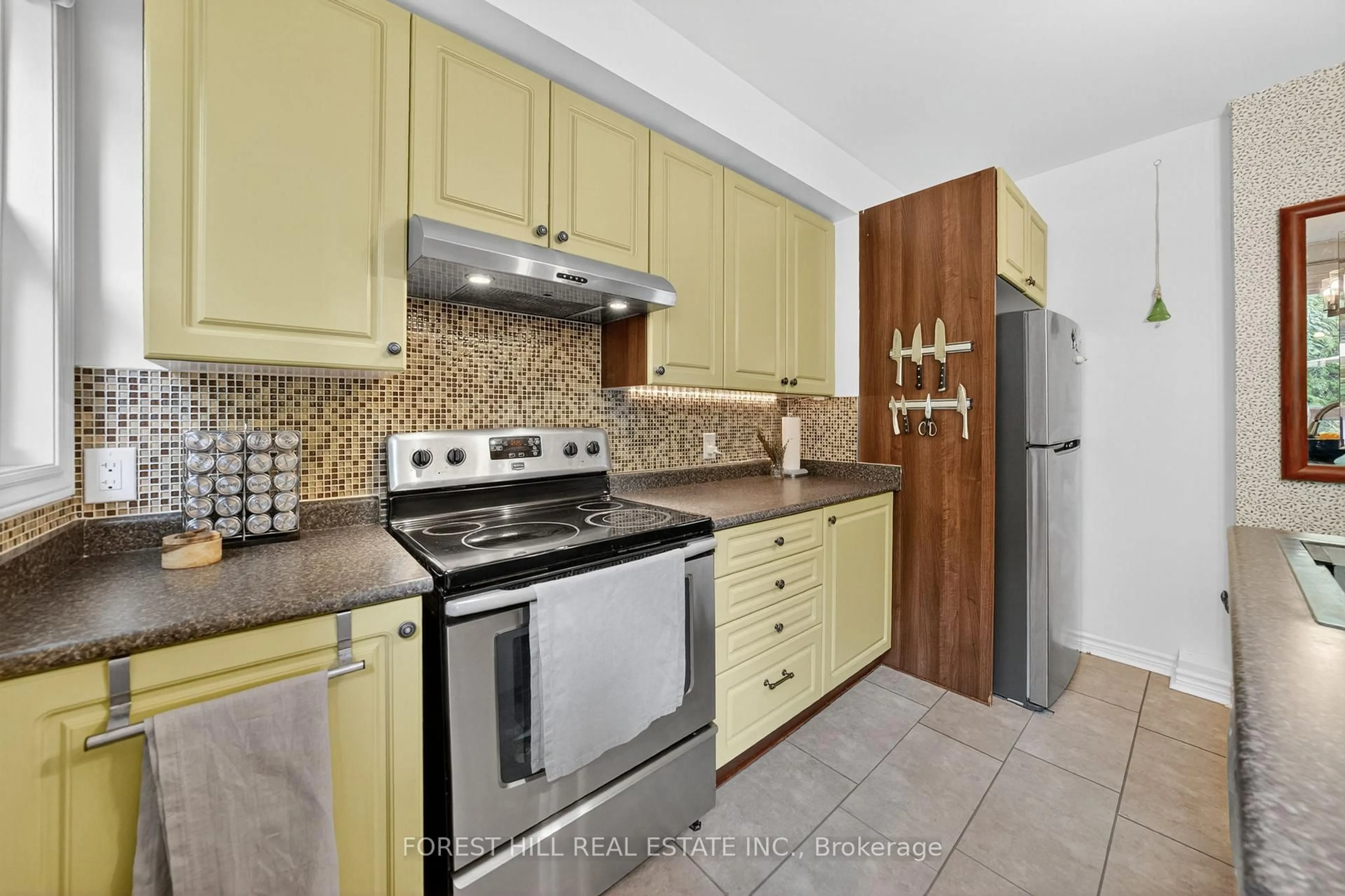 Standard kitchen, ceramic/tile floor for 38 Scotia Ave, Toronto Ontario M1L 4E6