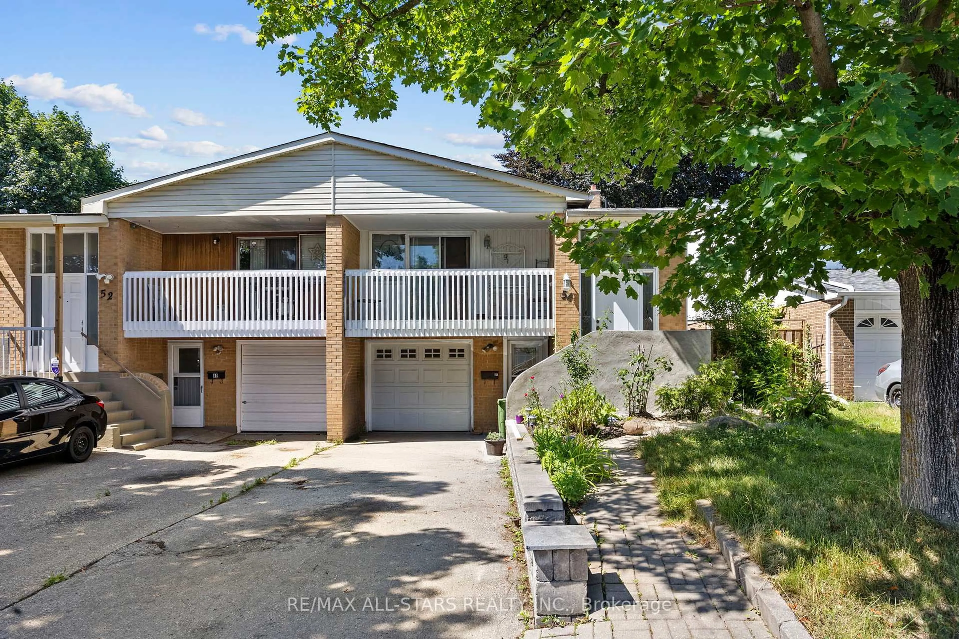 A pic from outside/outdoor area/front of a property/back of a property/a pic from drone, street for 54 Kennaley Cres, Toronto Ontario M1V 1L7