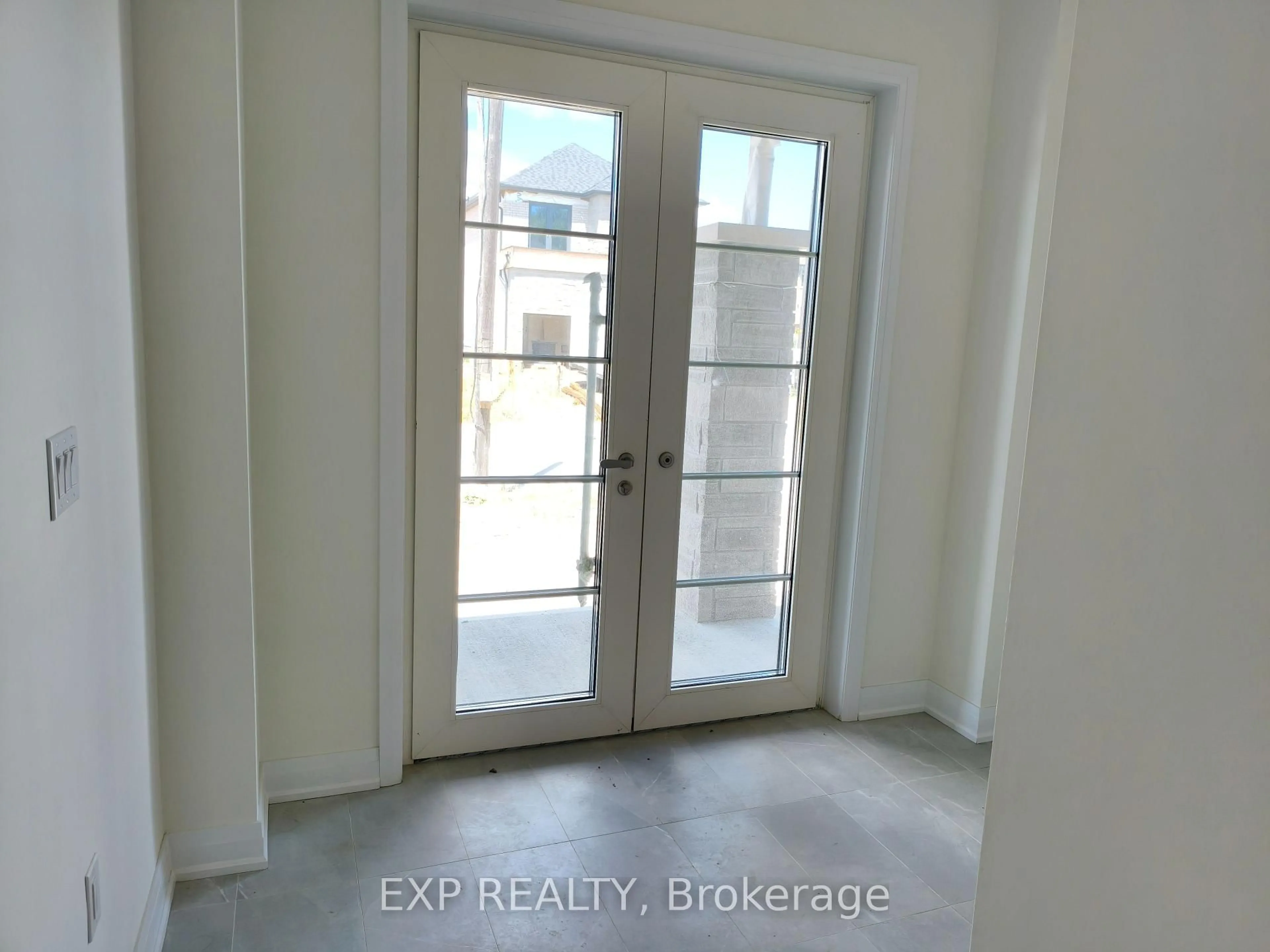 Indoor entryway for 7 Dagenham Dr, Whitby Ontario L1P 0E2