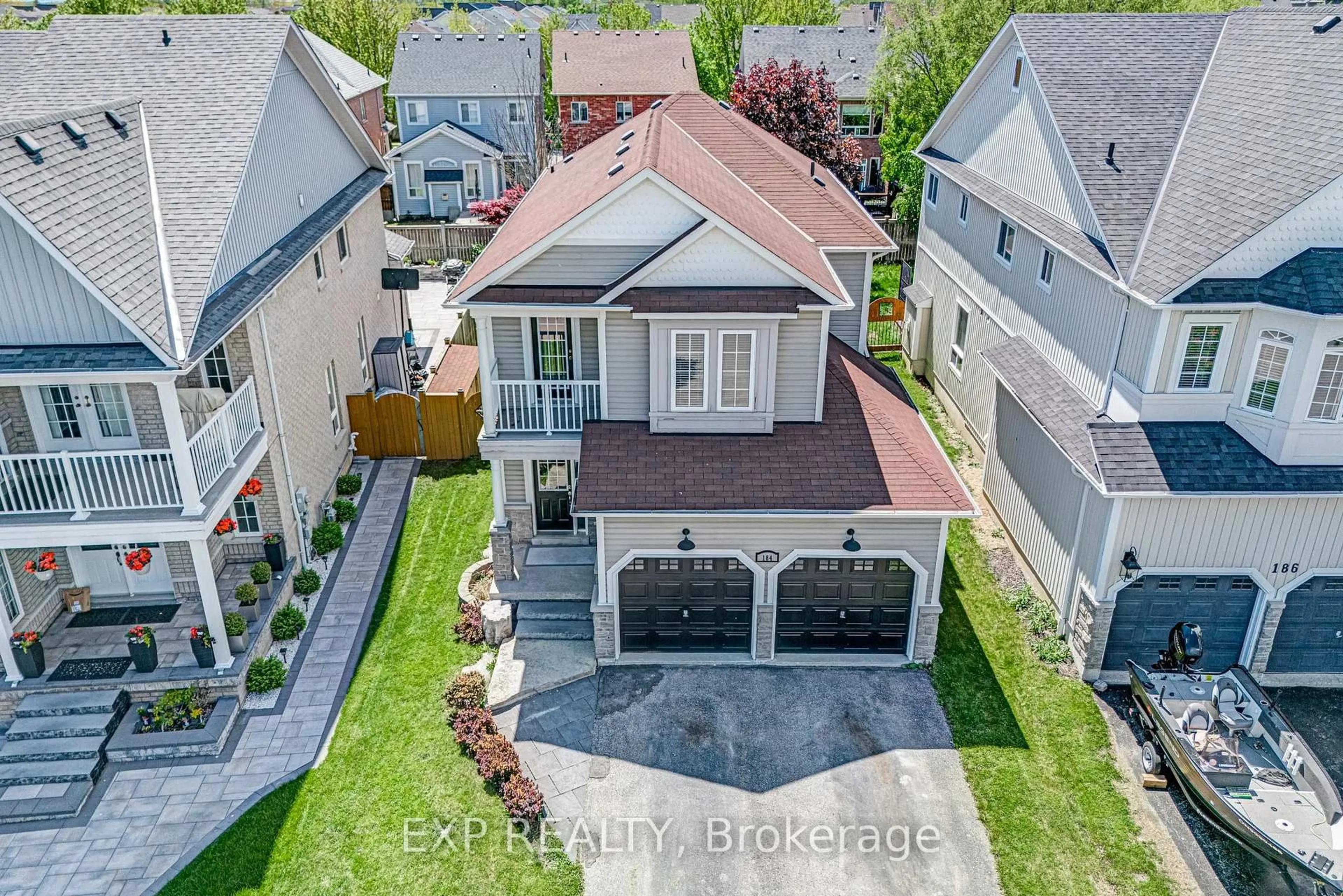 A pic from outside/outdoor area/front of a property/back of a property/a pic from drone, street for 184 Cachet Blvd, Whitby Ontario L1M 2L9