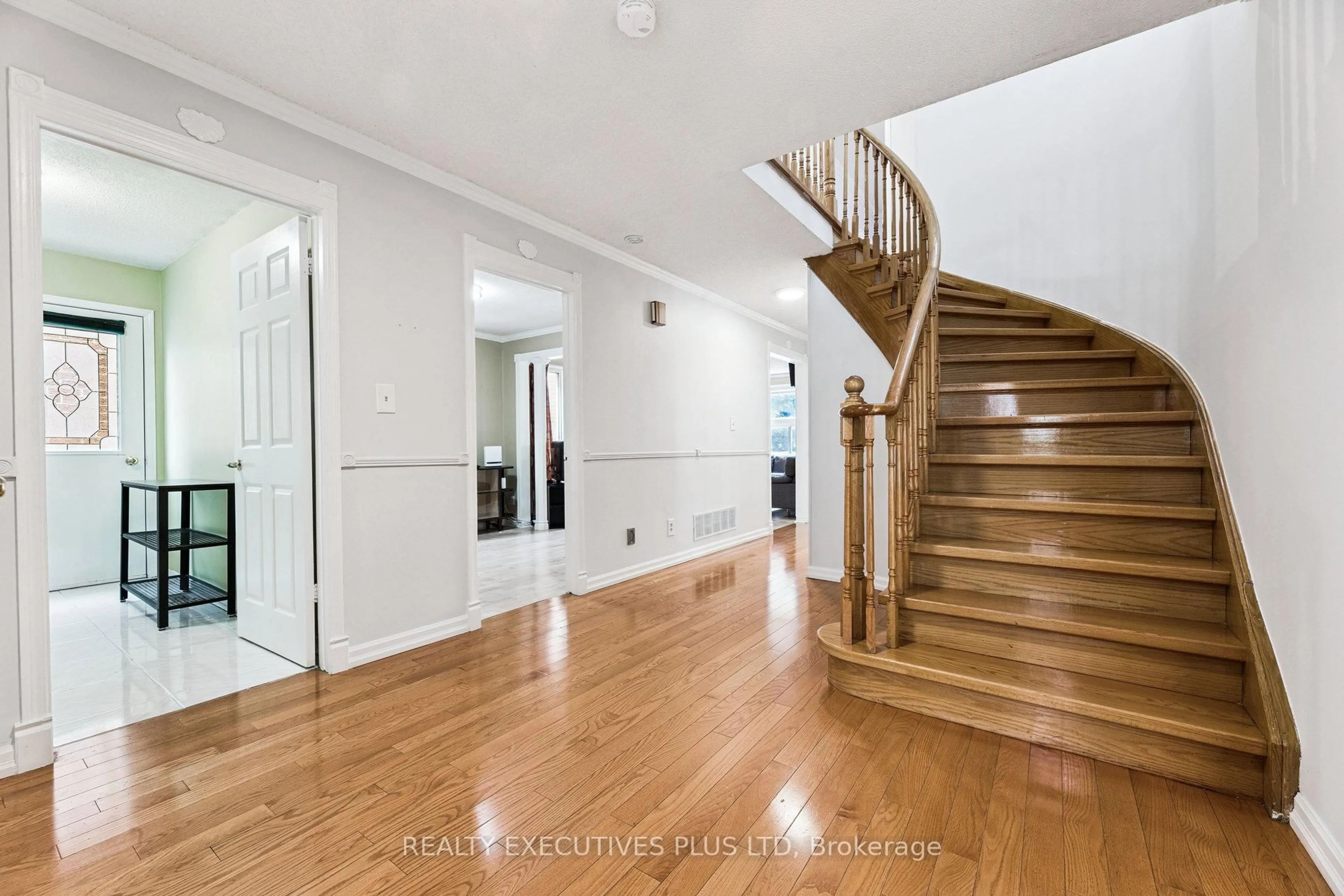 Indoor foyer for 1822 Forestview Dr, Pickering Ontario L1V 5T6