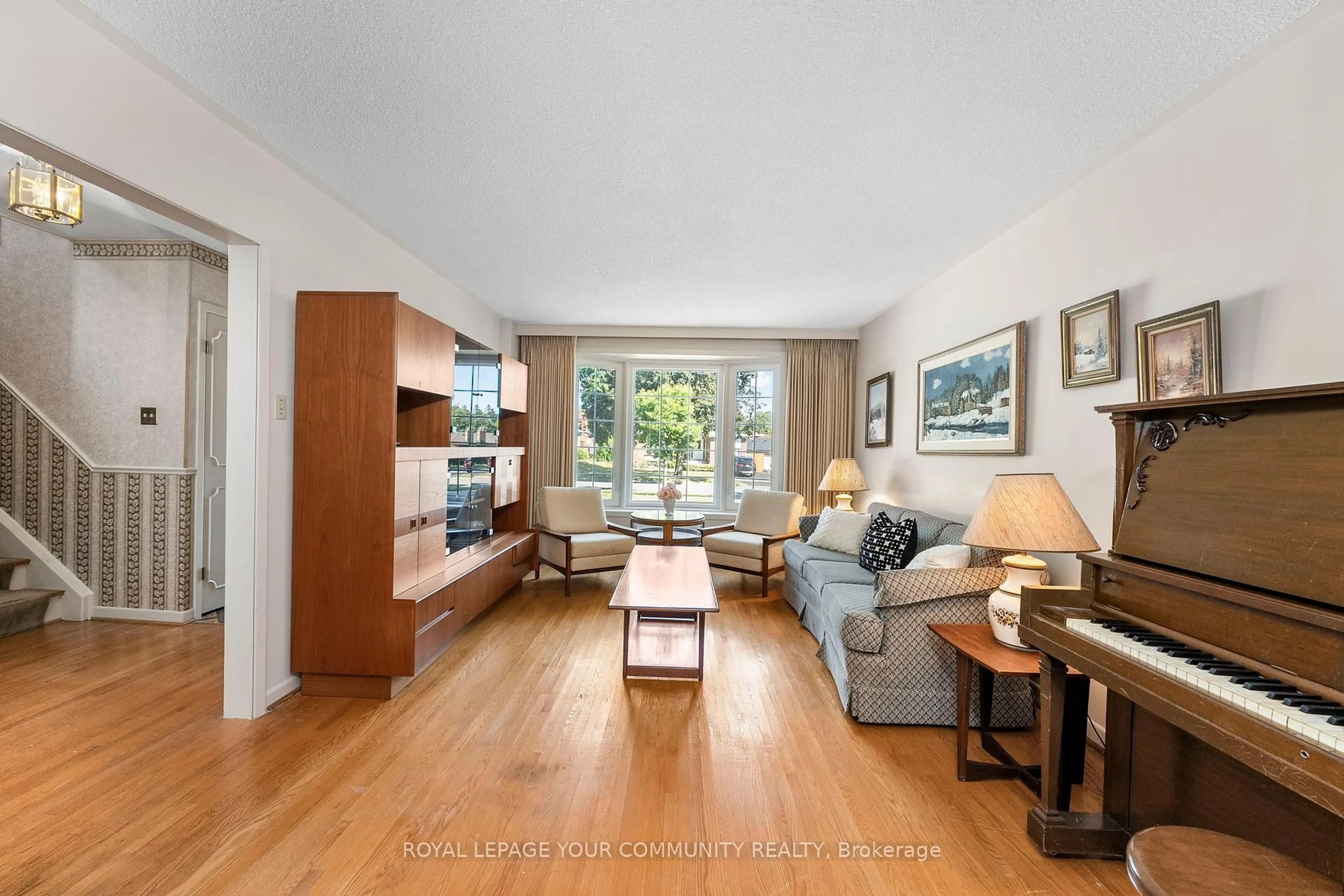 Living room with furniture, unknown for 37 Boarhill Dr, Toronto Ontario M1S 2L9