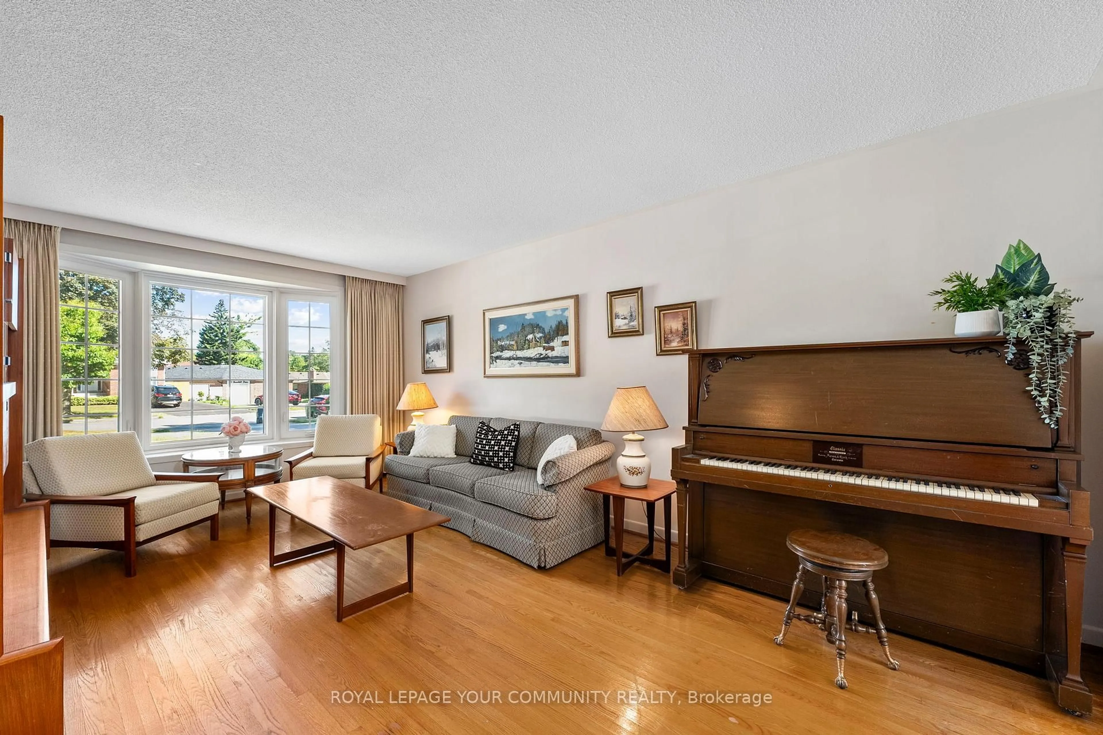 Living room with furniture, wood/laminate floor for 37 Boarhill Dr, Toronto Ontario M1S 2L9