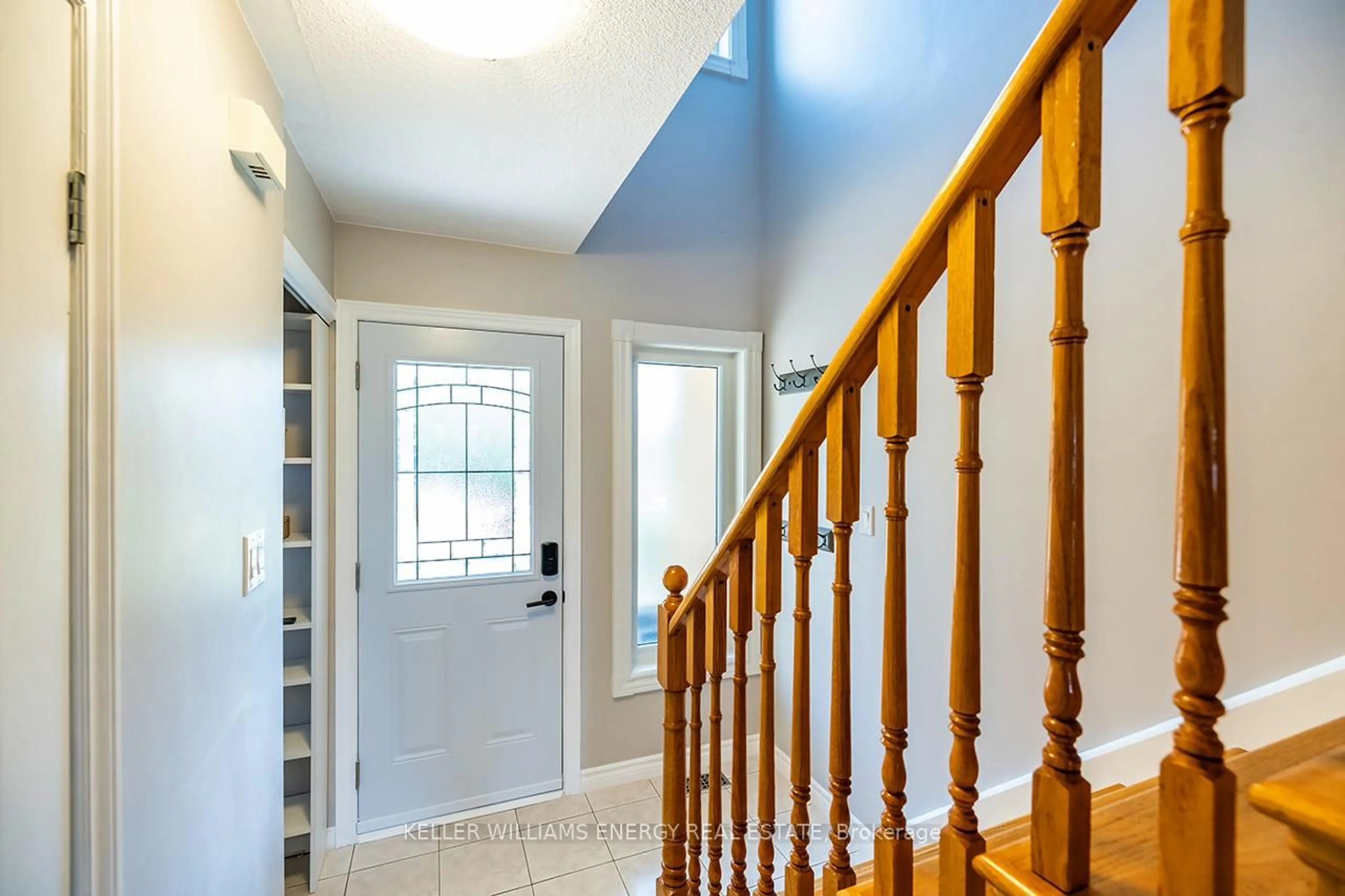 Indoor entryway for 18 Eric Clarke Dr, Whitby Ontario L1R 2H9
