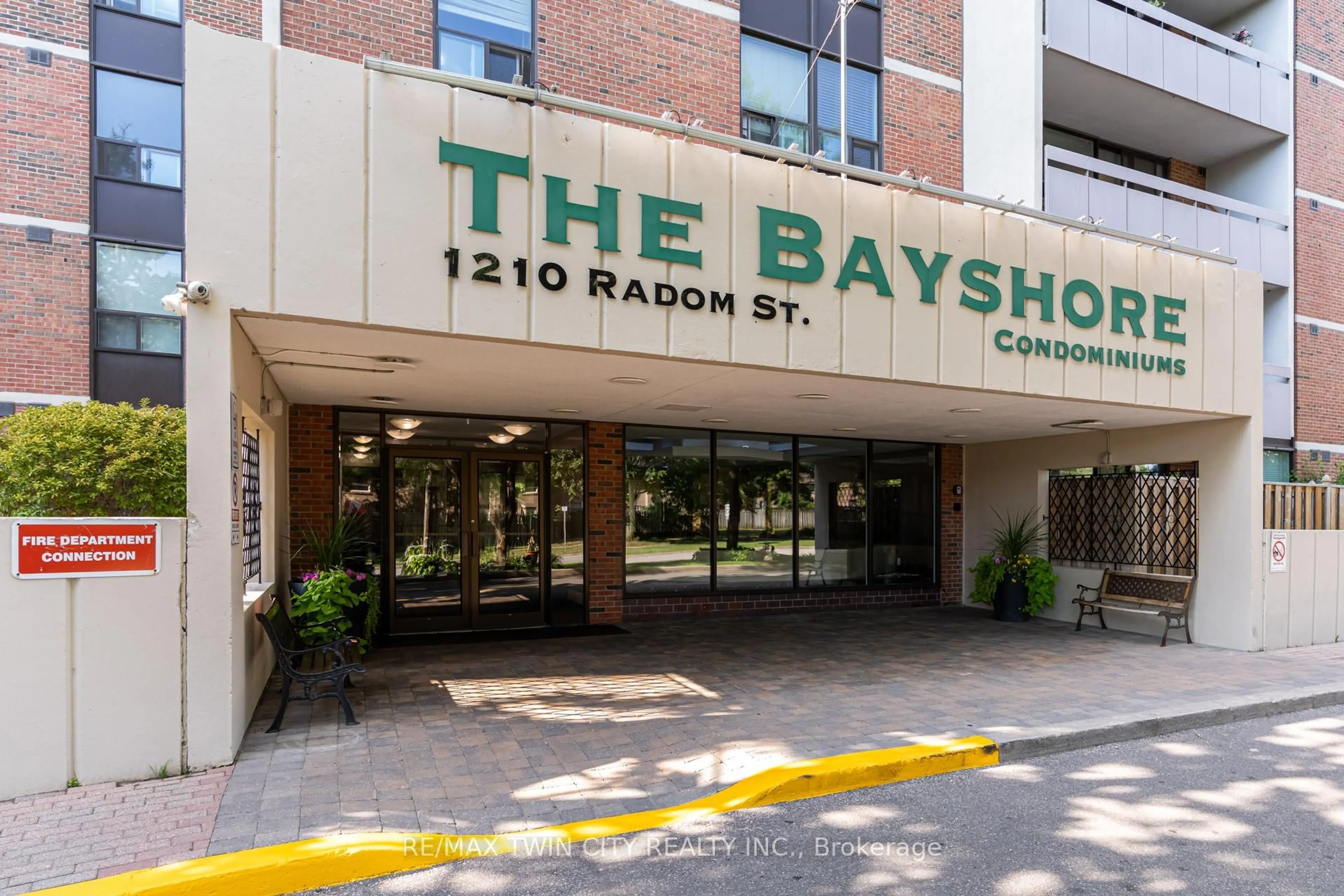 Indoor foyer for 1210 Radom St #1507, Pickering Ontario L1W 2Z3