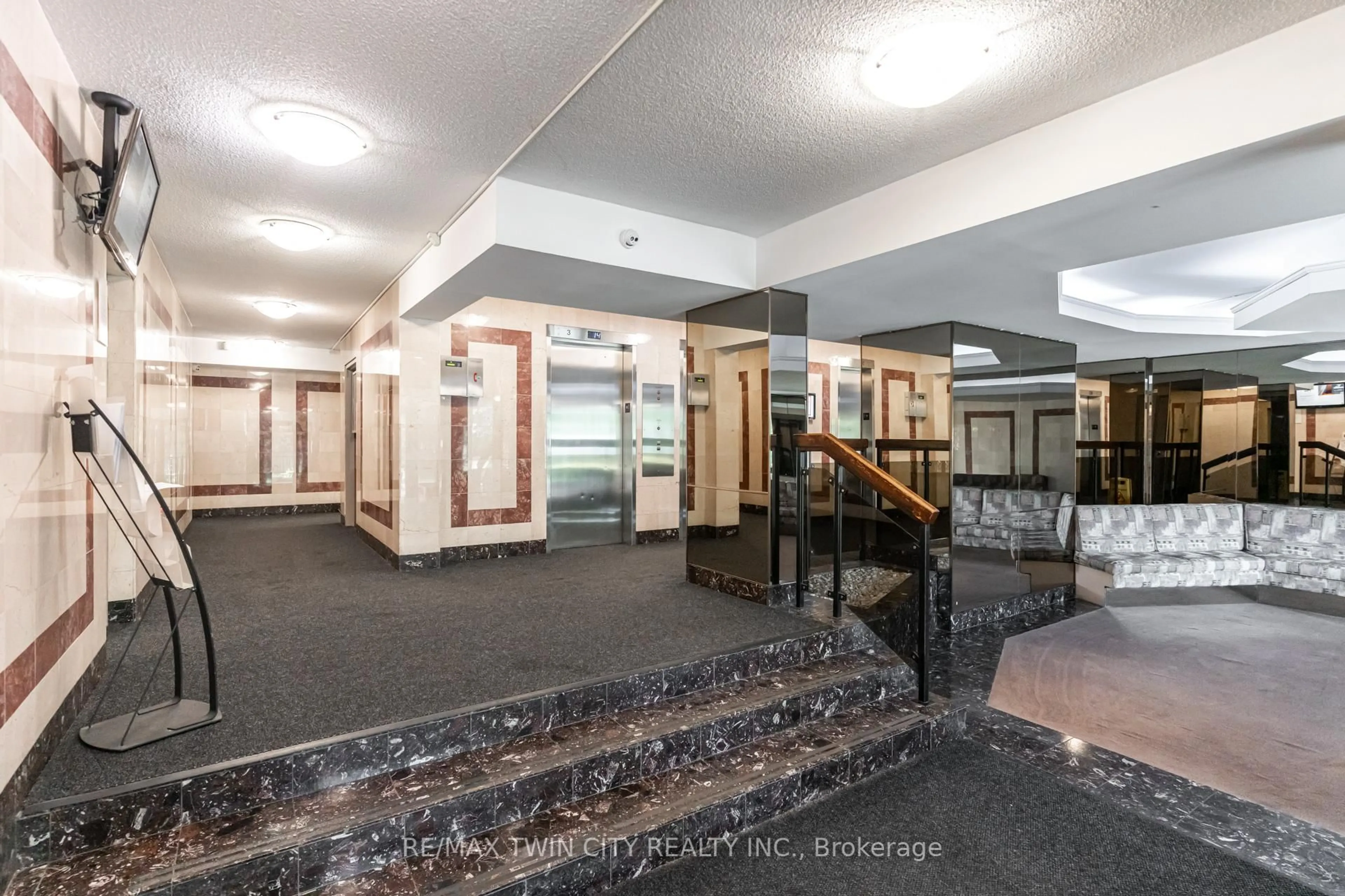 Indoor foyer for 1210 Radom St #1507, Pickering Ontario L1W 2Z3