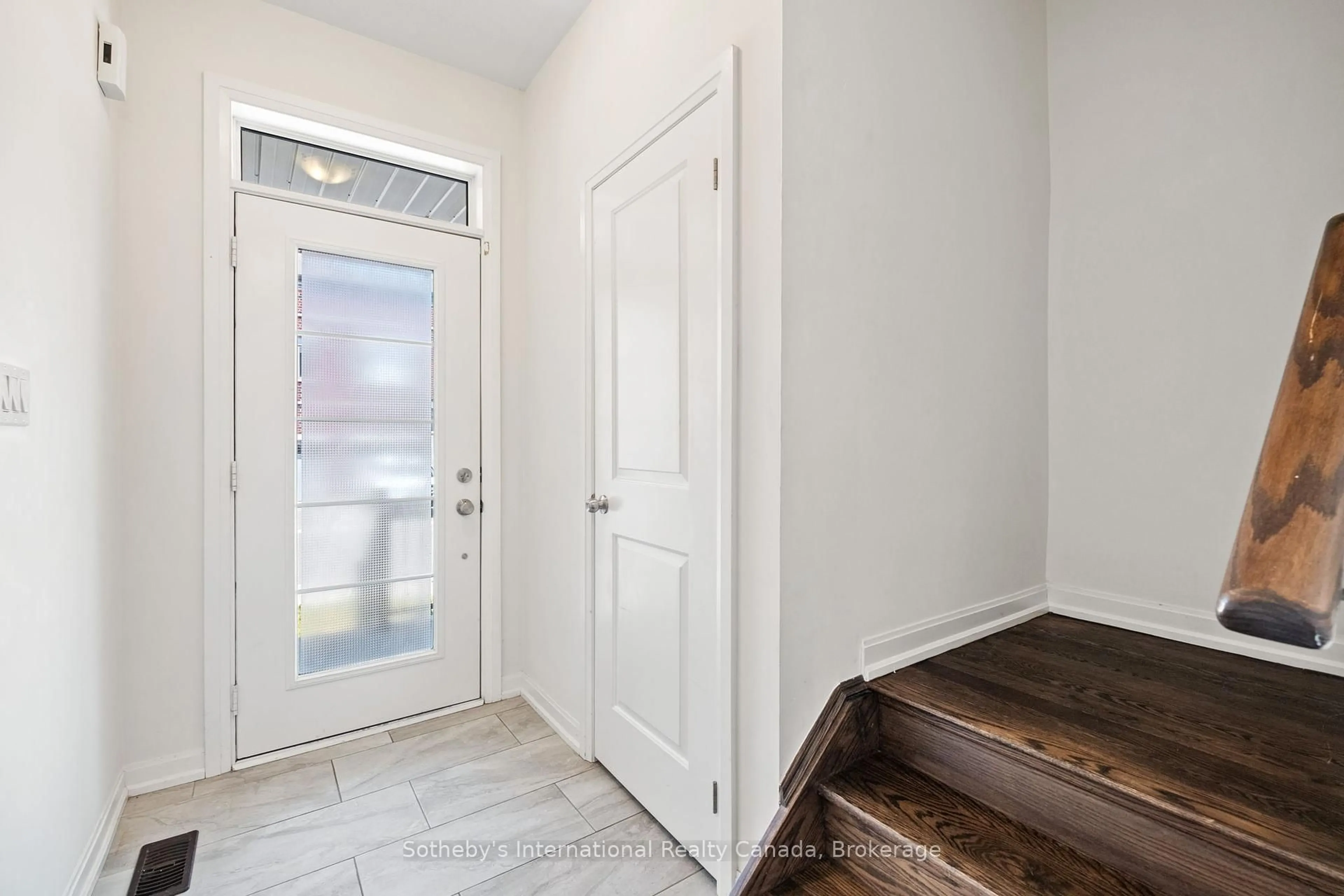 Indoor entryway for 91 Longshore Way, Whitby Ontario L1N 0M1
