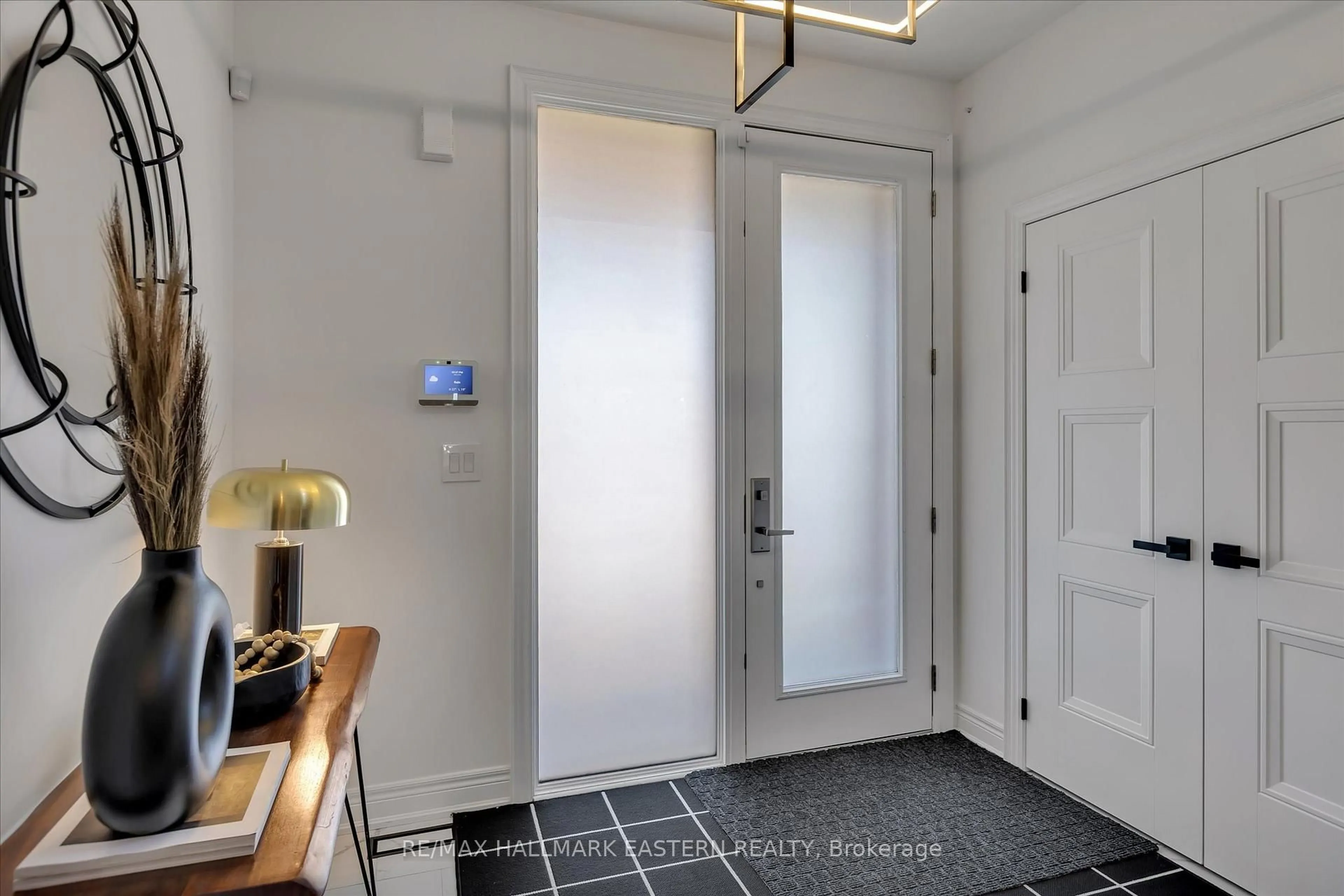 Indoor entryway for 118 Whitehand Dr, Clarington Ontario L1B 0W1
