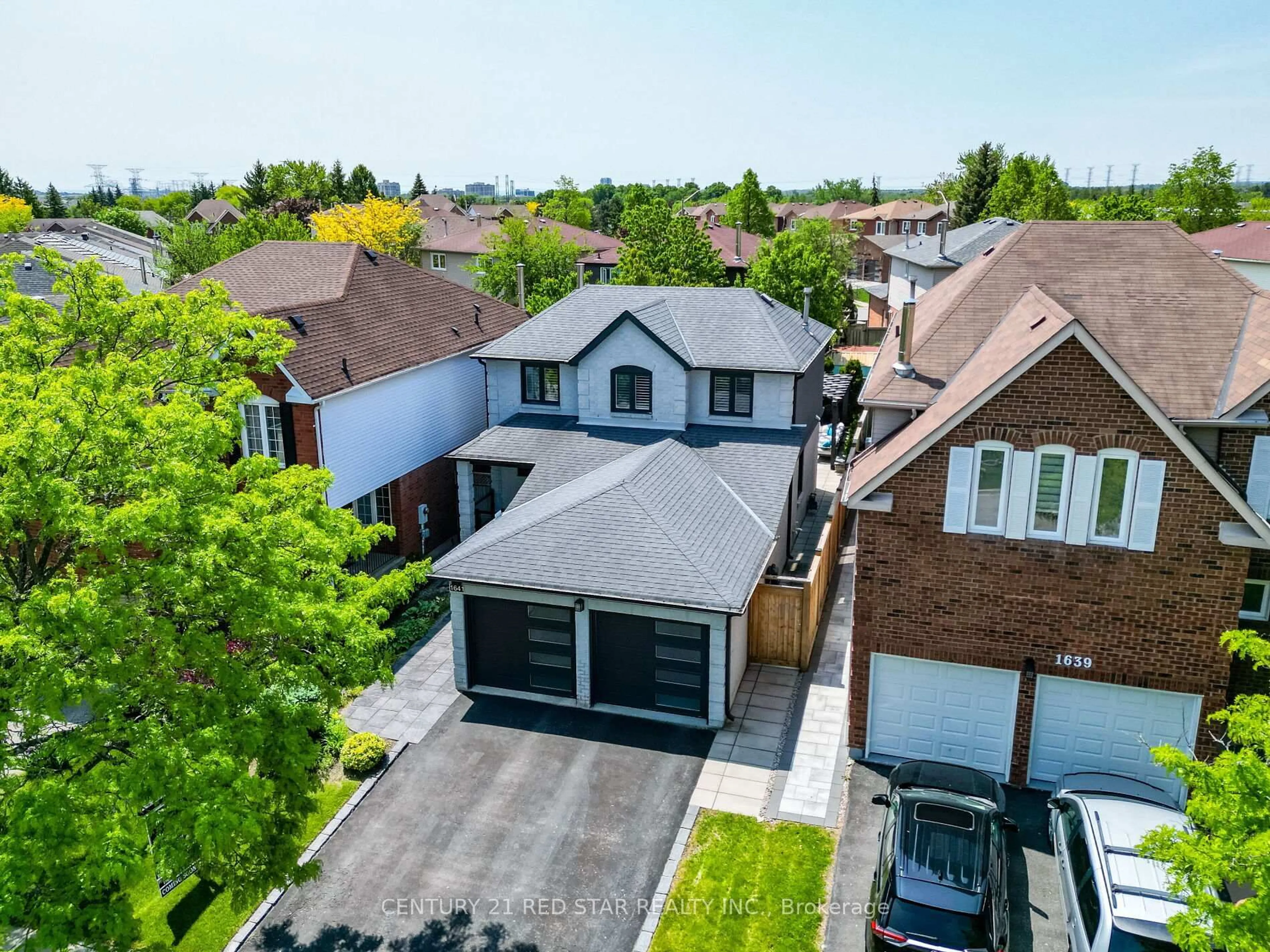 A pic from outside/outdoor area/front of a property/back of a property/a pic from drone, street for 1641 Middleton St, Pickering Ontario L1X 2L5