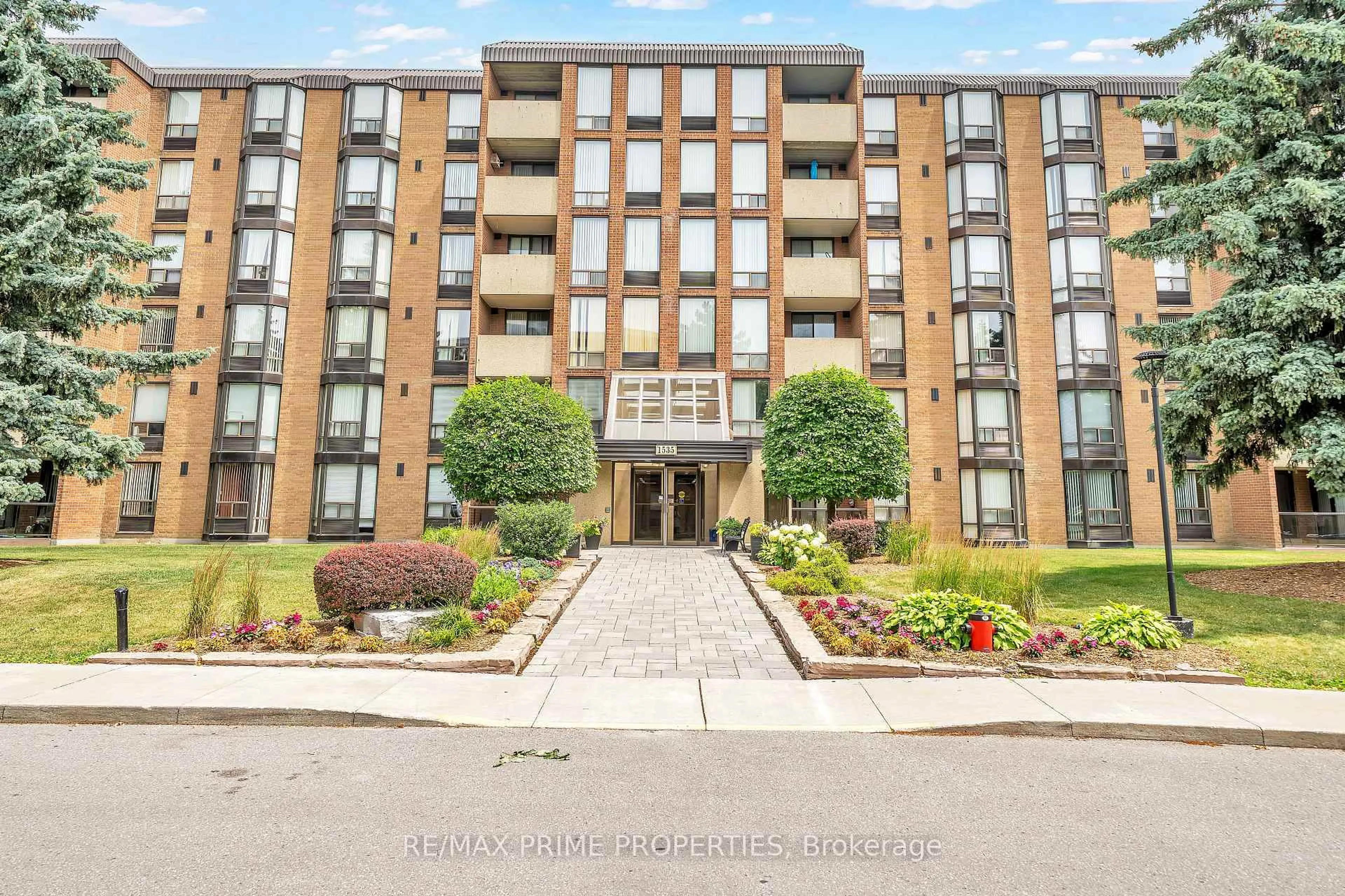 Indoor foyer for 1535 Diefenbaker Crt #302, Pickering Ontario L1V 3W2