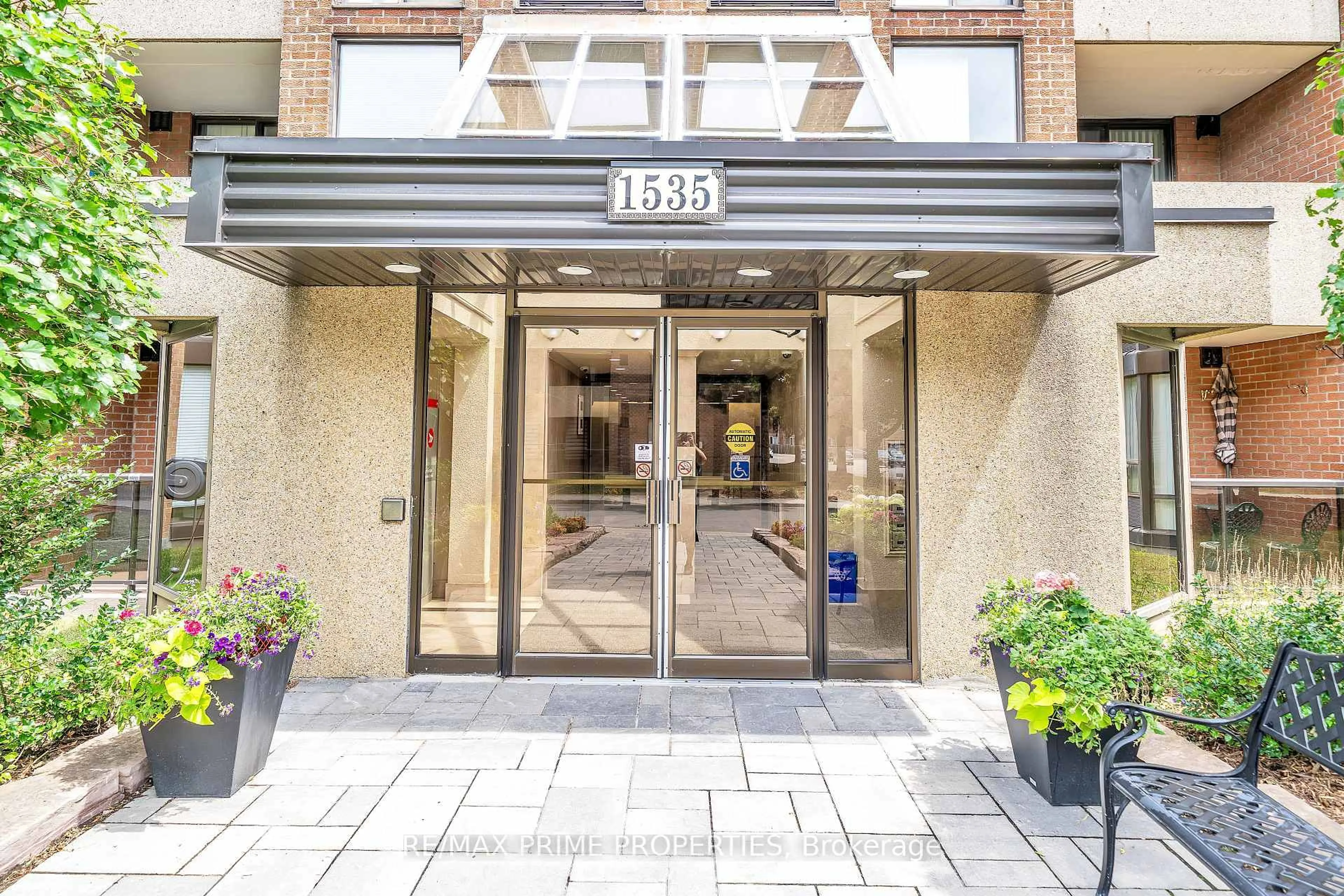 Indoor foyer for 1535 Diefenbaker Crt #302, Pickering Ontario L1V 3W2