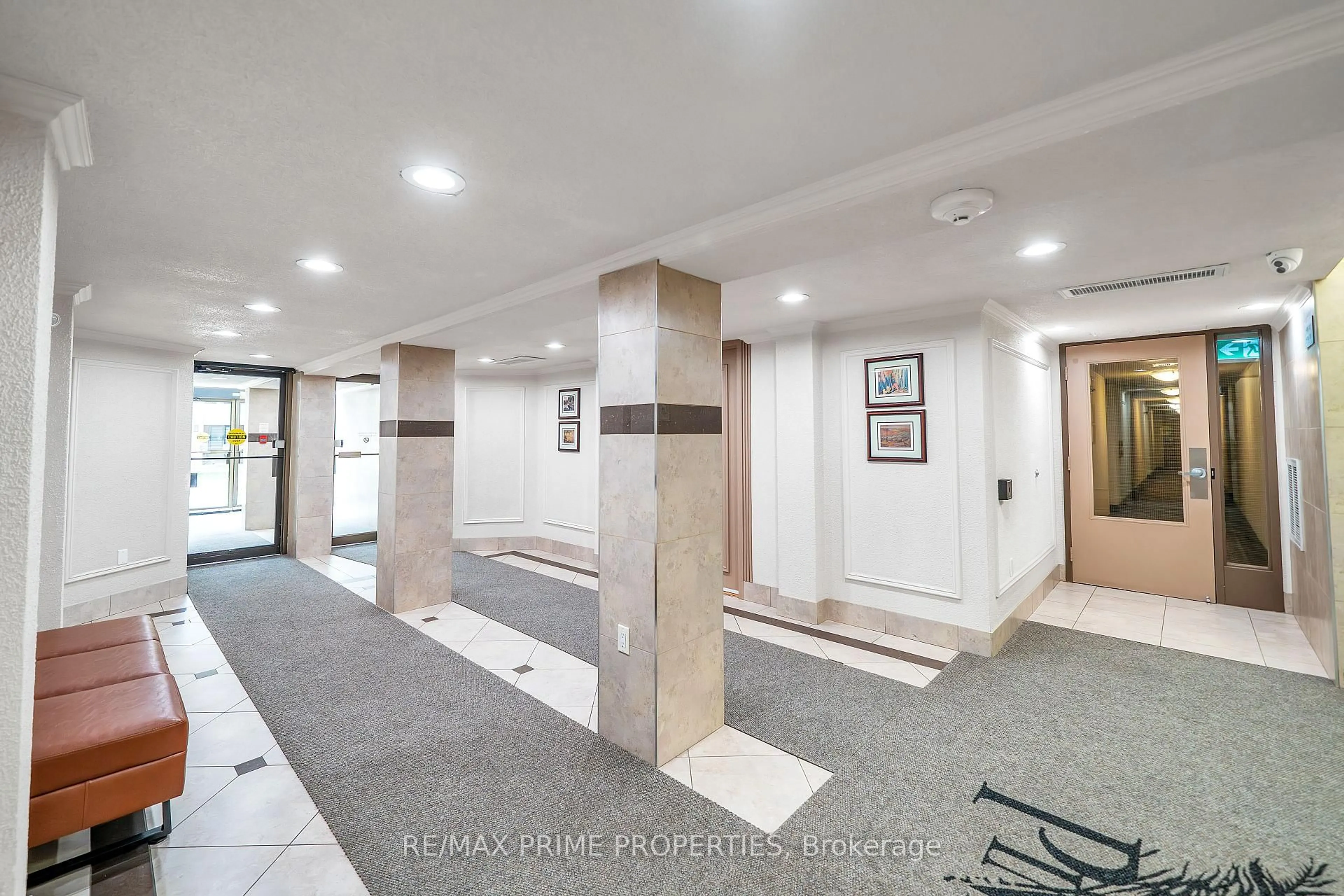 Indoor foyer for 1535 Diefenbaker Crt #302, Pickering Ontario L1V 3W2