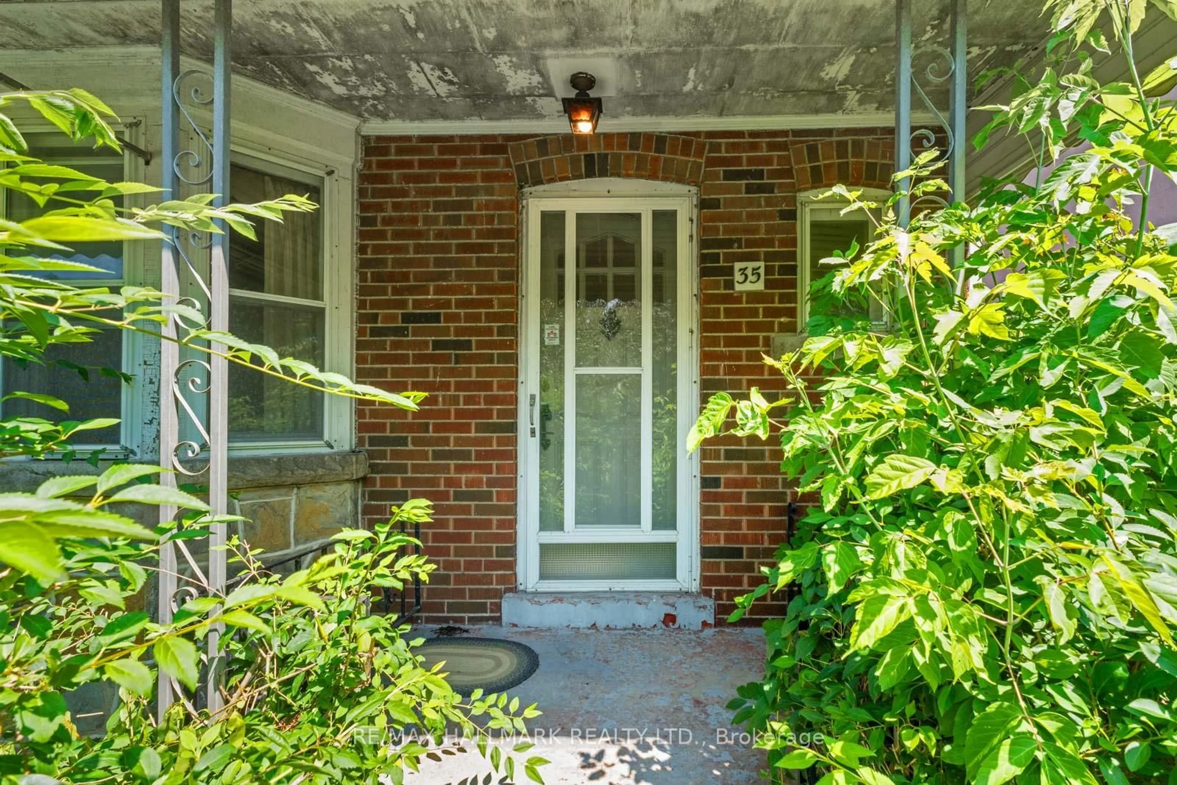 Indoor entryway for 35 Elmview Dr, Toronto Ontario M1N 2W5