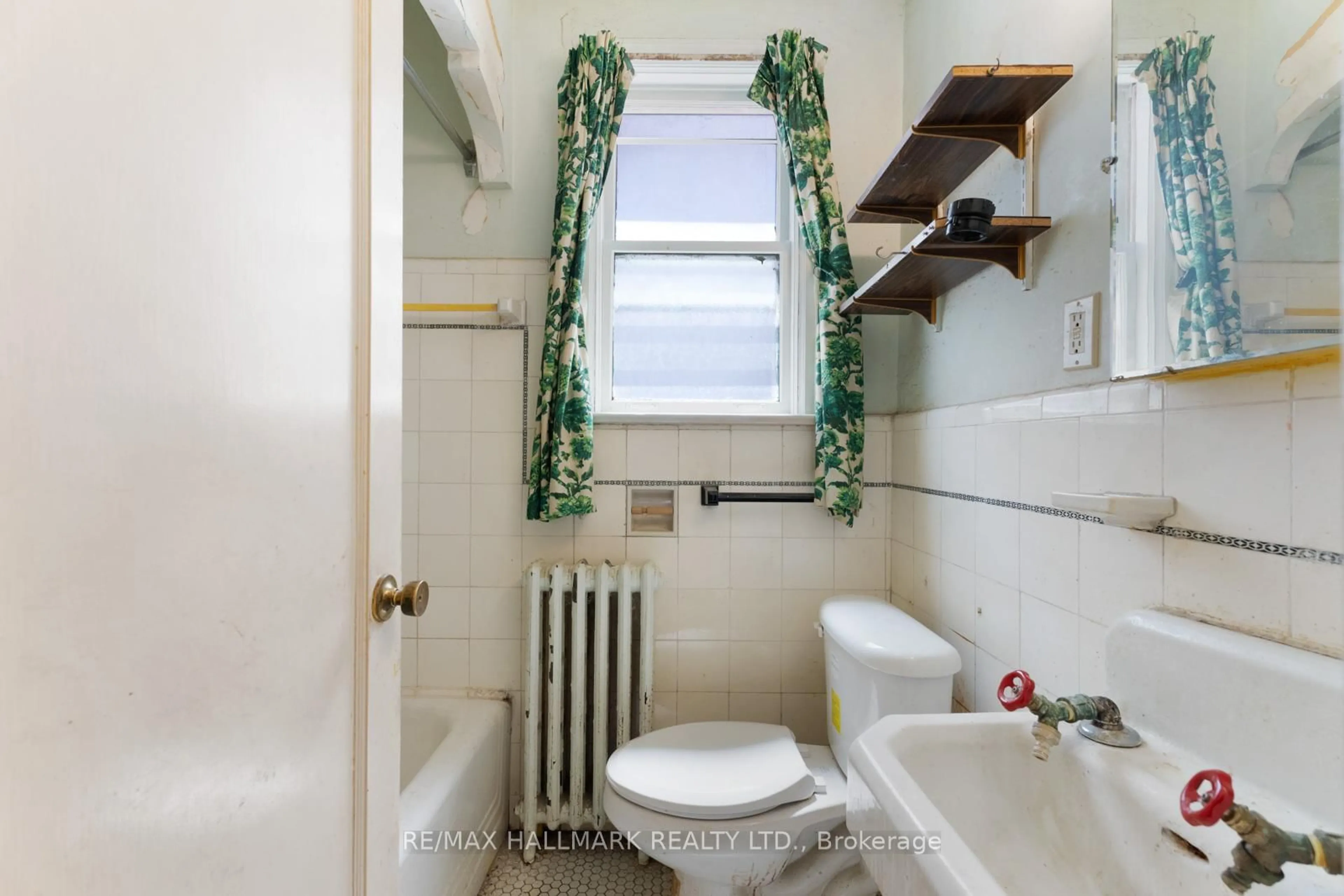 Standard bathroom, ceramic/tile floor for 35 Elmview Dr, Toronto Ontario M1N 2W5