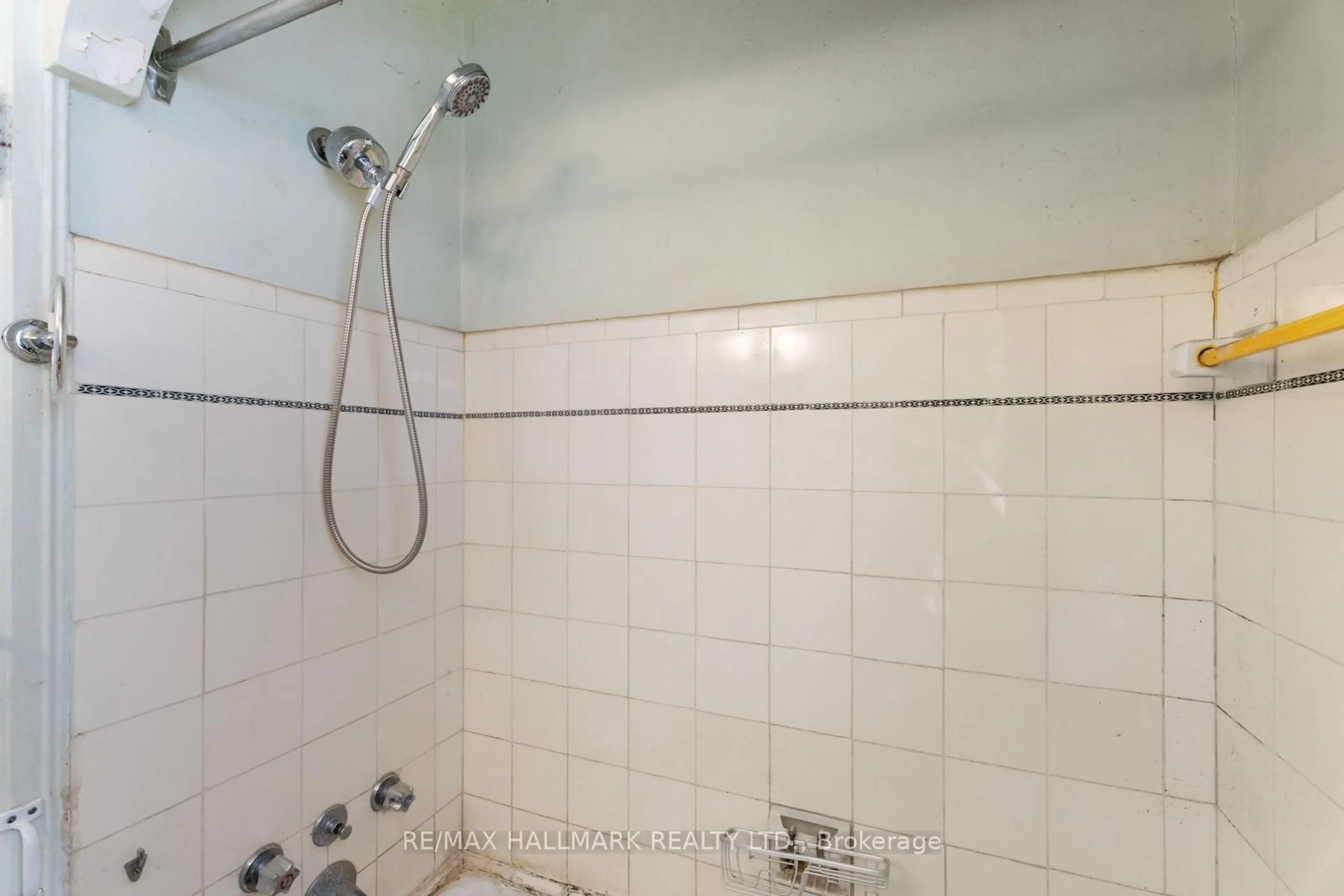 Standard bathroom, ceramic/tile floor for 35 Elmview Dr, Toronto Ontario M1N 2W5