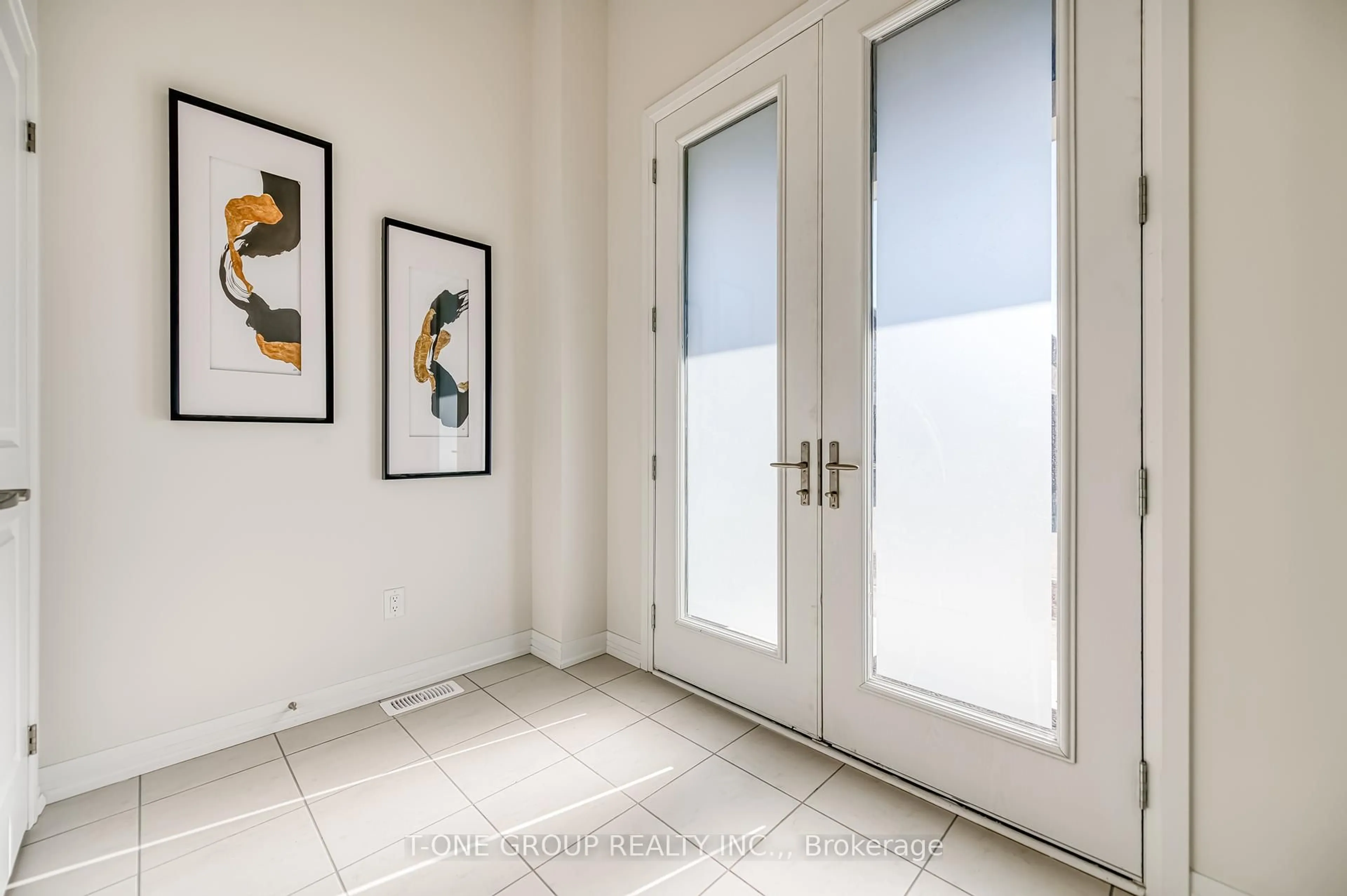 Indoor entryway for 1045 Pisces Tr, Pickering Ontario L1X 0P7
