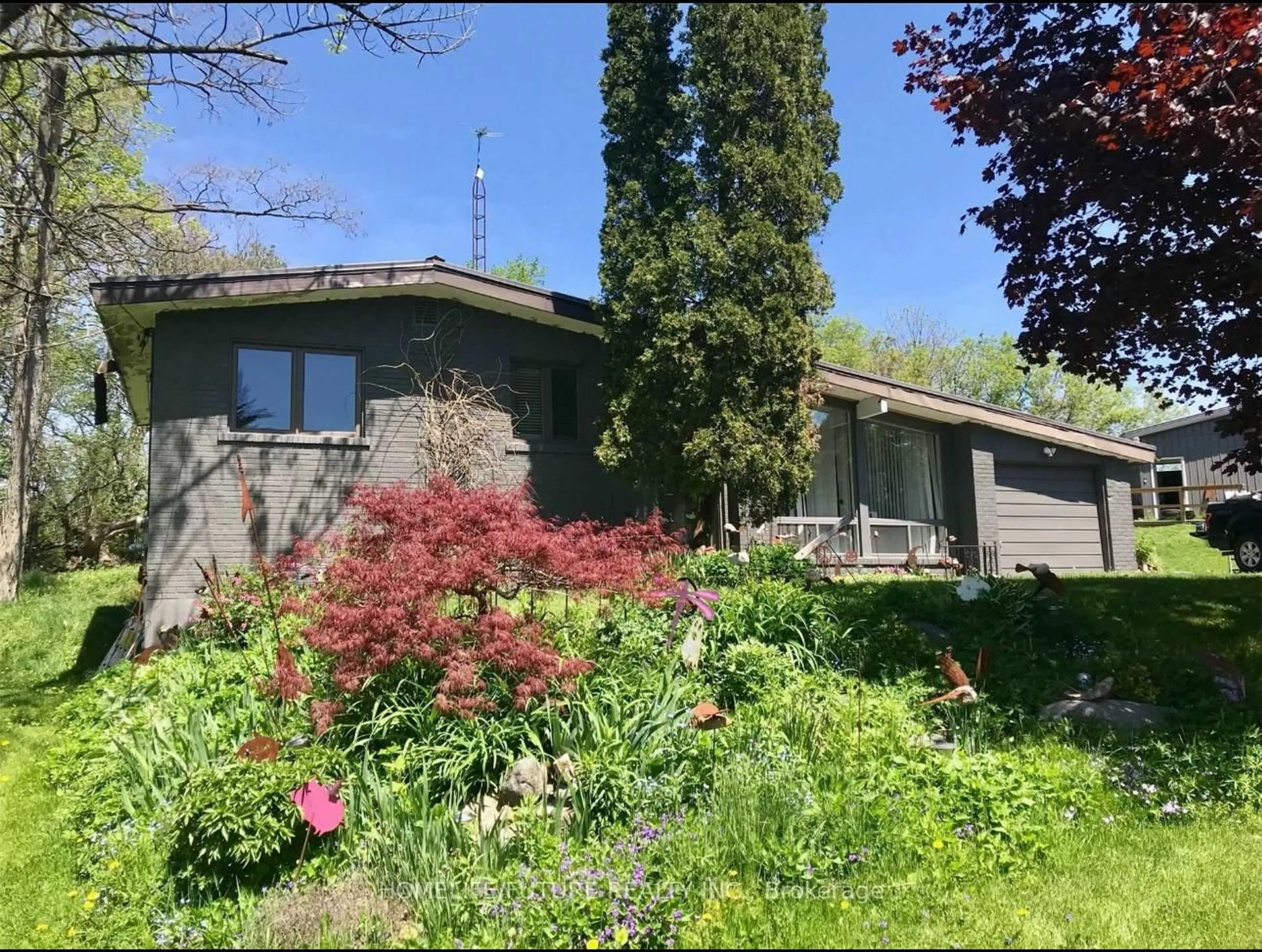 A pic from outside/outdoor area/front of a property/back of a property/a pic from drone, street for 3975 Kinsale Rd, Pickering Ontario L1Y 1E3