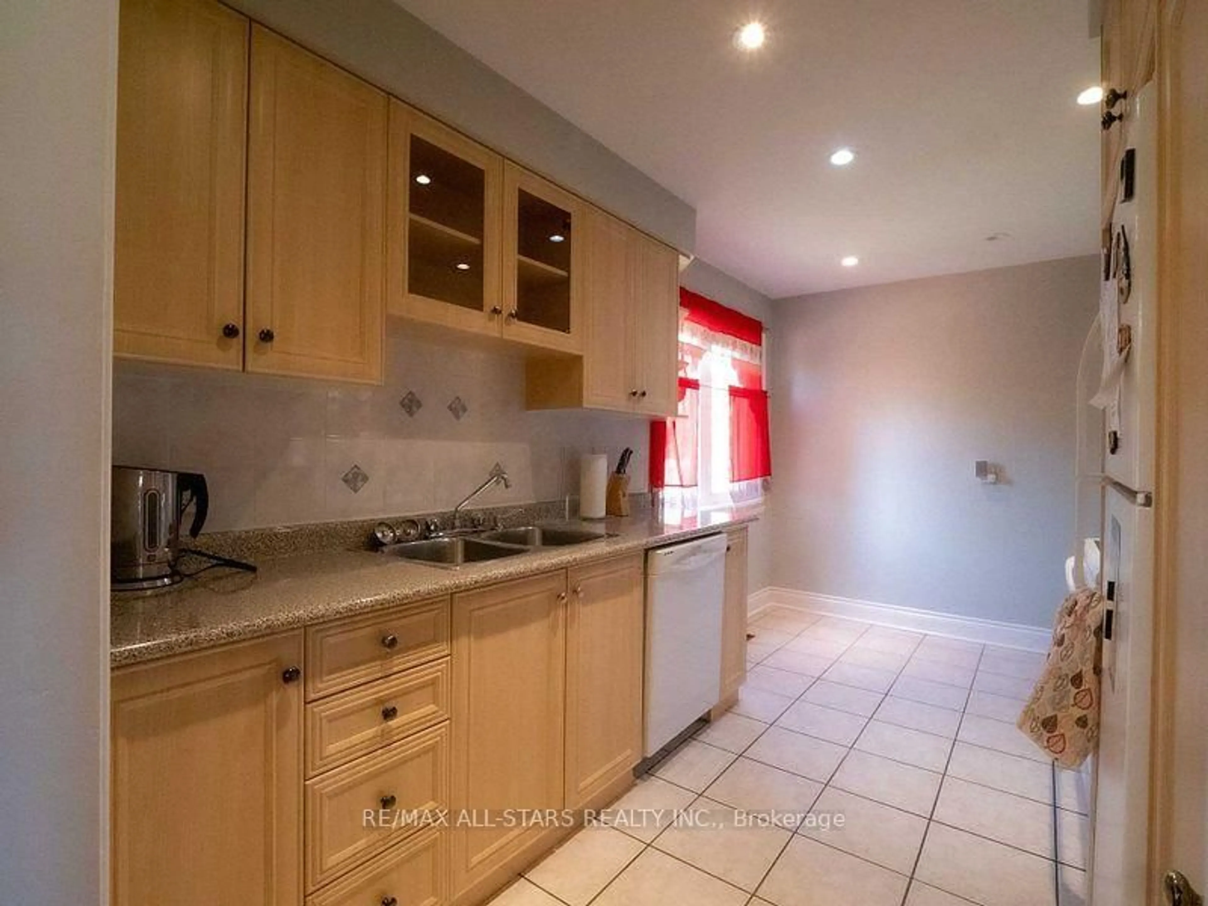 Standard kitchen, ceramic/tile floor for 34 Overture Rd, Toronto Ontario M1E 2V9