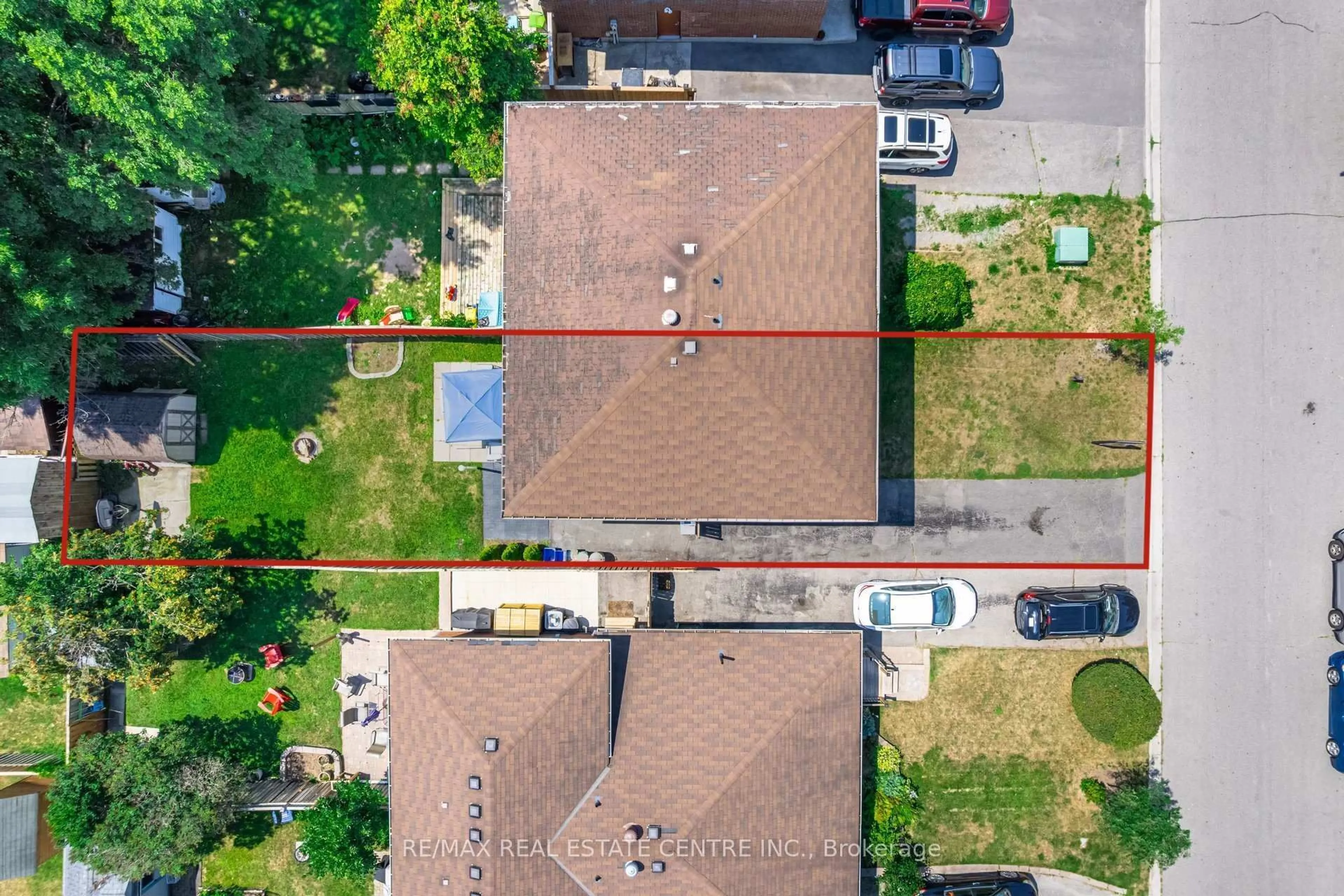 A pic from outside/outdoor area/front of a property/back of a property/a pic from drone, street for 244 Kinmount Cres, Oshawa Ontario L1J 3T7