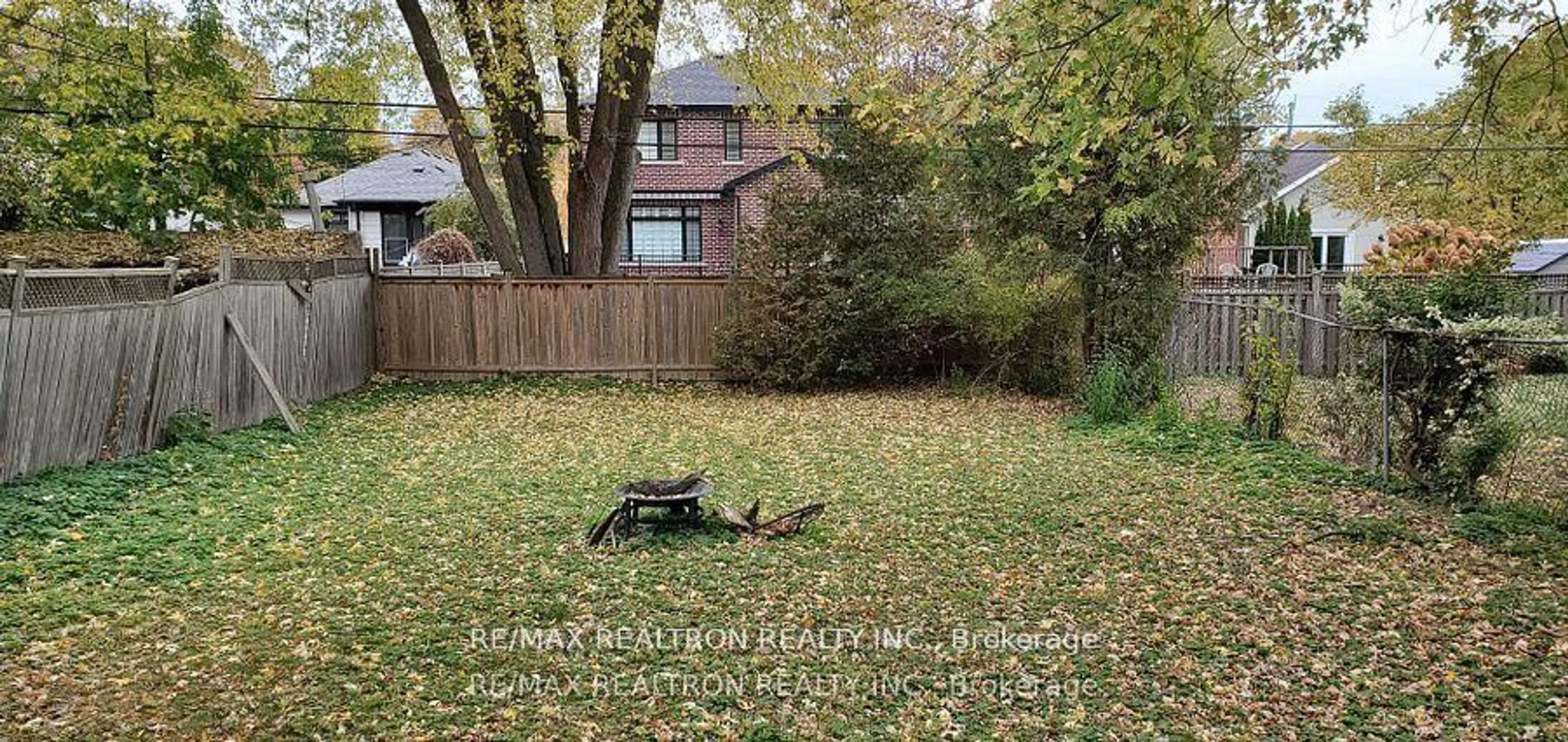 A pic from outside/outdoor area/front of a property/back of a property/a pic from drone, street for 101 Harewood Ave, Toronto Ontario M1M 2R4