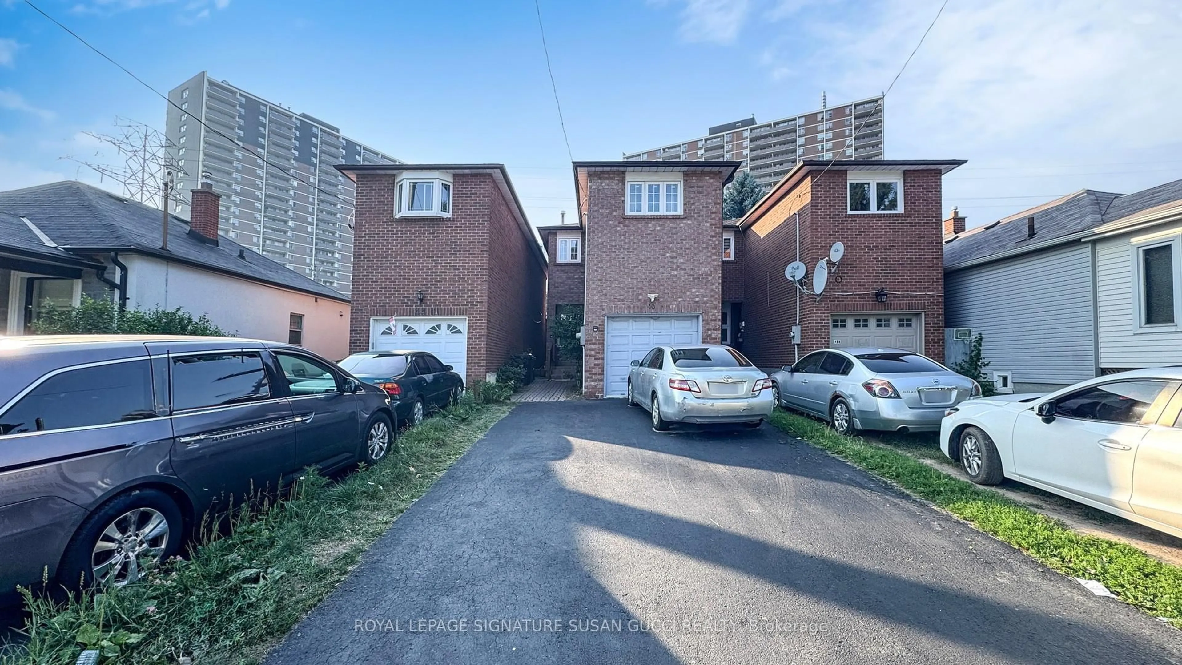 A pic from outside/outdoor area/front of a property/back of a property/a pic from drone, street for 46 Albion Ave, Toronto Ontario M1L 1J6