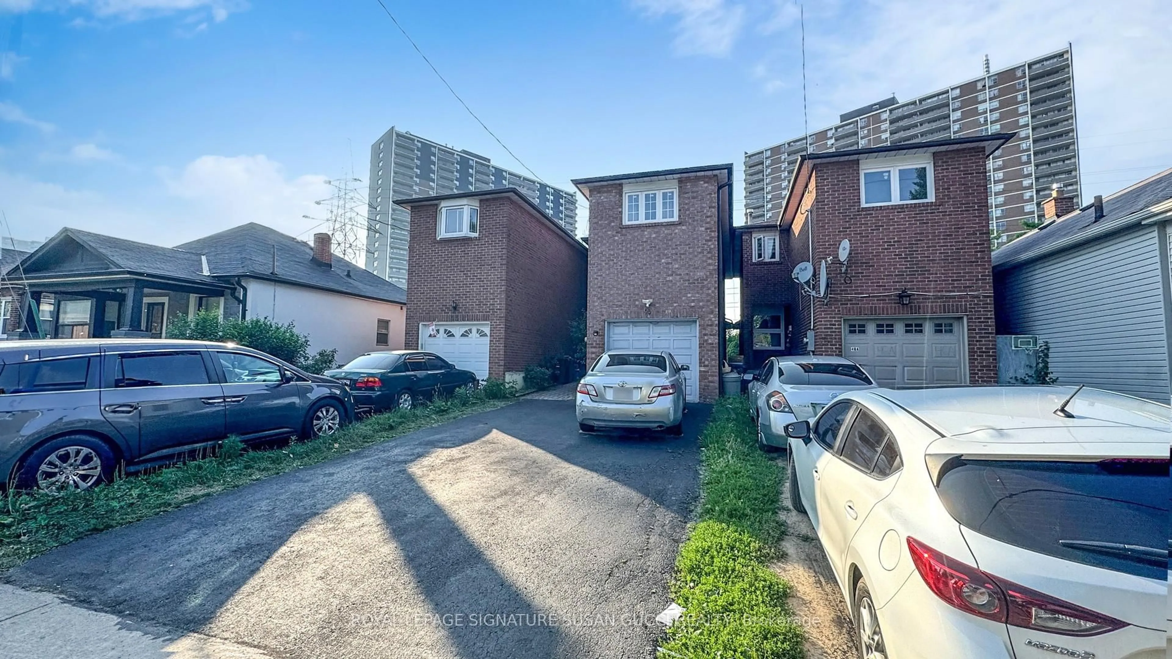 A pic from outside/outdoor area/front of a property/back of a property/a pic from drone, street for 46 Albion Ave, Toronto Ontario M1L 1J6