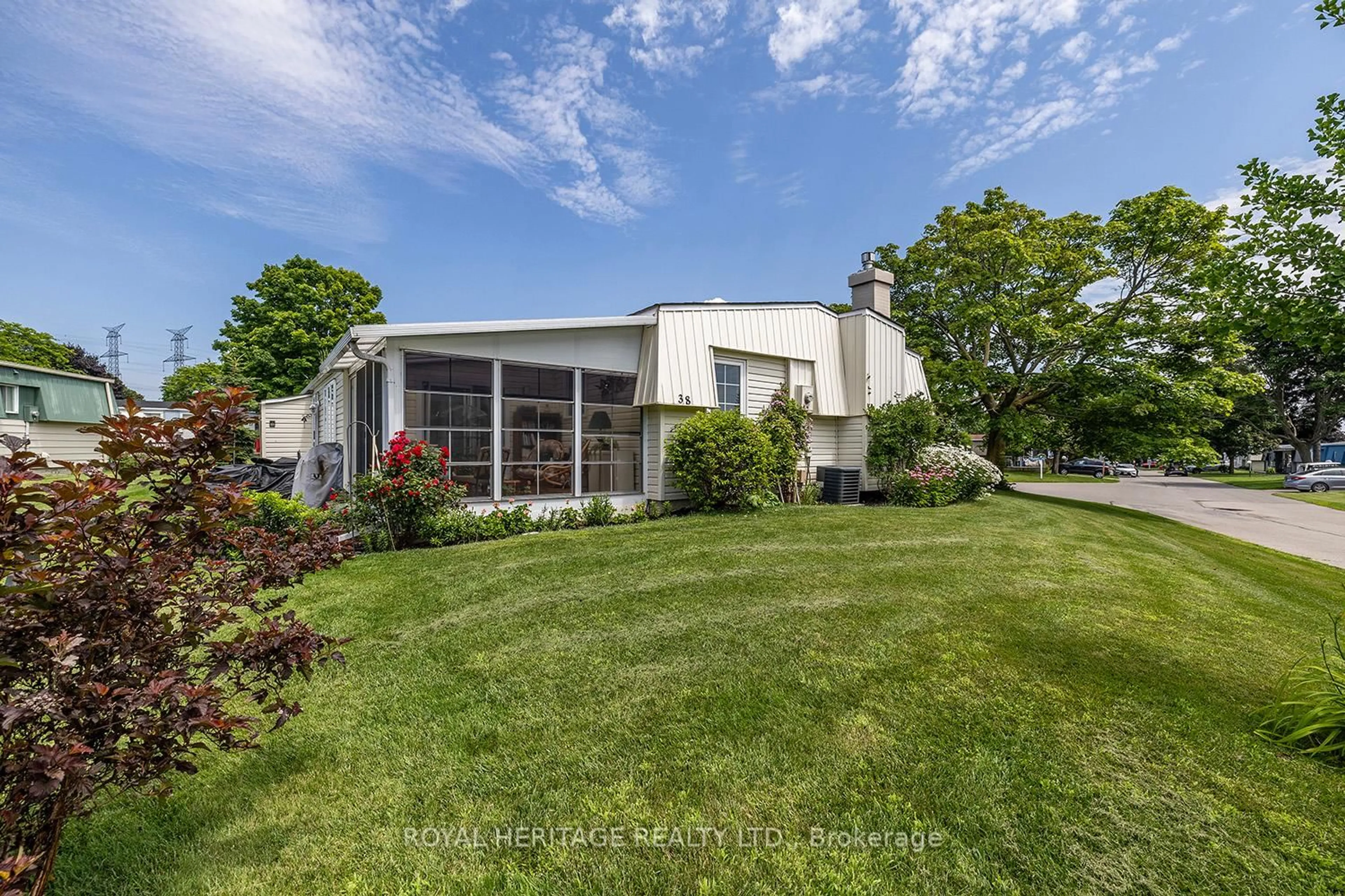 A pic from outside/outdoor area/front of a property/back of a property/a pic from drone, street for 38 Bluffs Rd, Clarington Ontario L1B 1A3