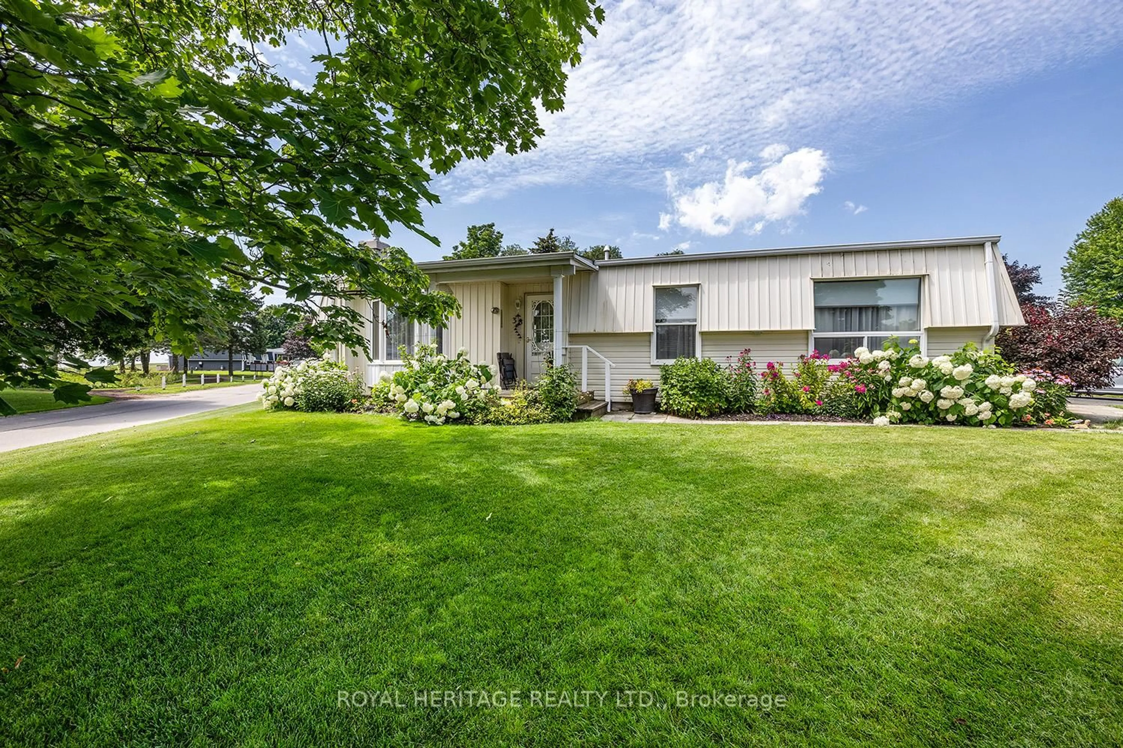 A pic from outside/outdoor area/front of a property/back of a property/a pic from drone, street for 38 Bluffs Rd, Clarington Ontario L1B 1A3