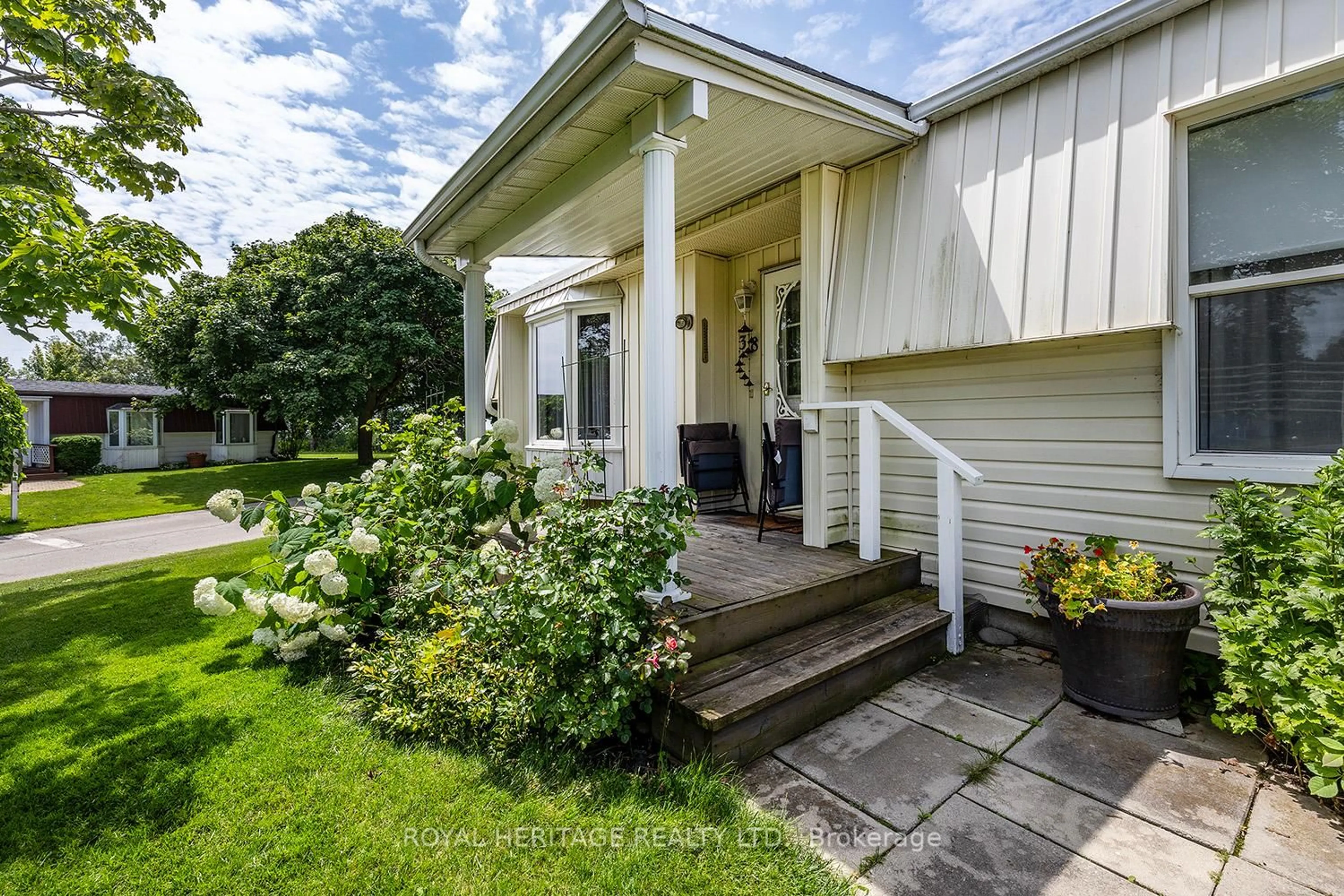 Unknown for 38 Bluffs Rd, Clarington Ontario L1B 1A3
