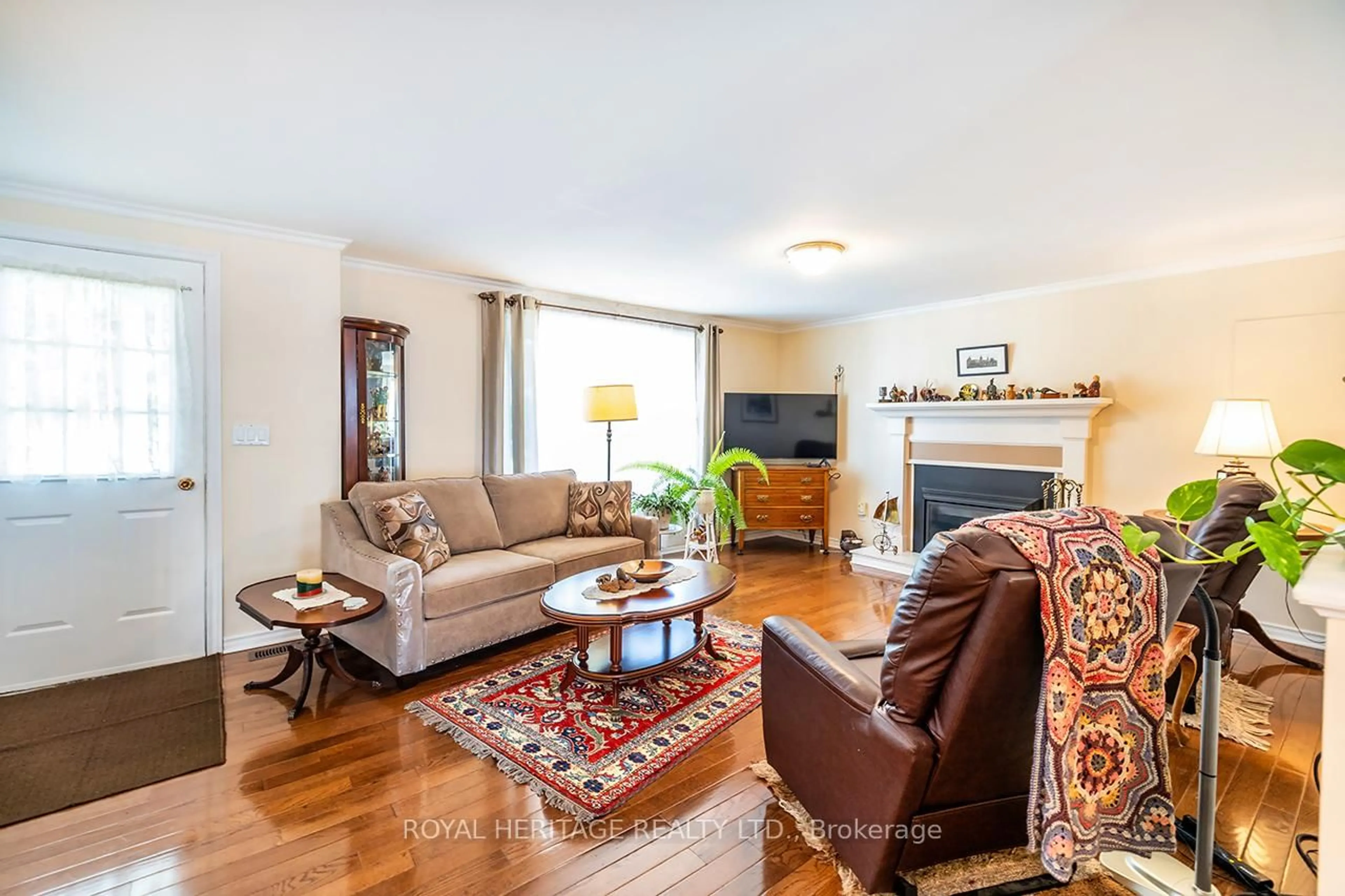 Living room with furniture, wood/laminate floor for 38 Bluffs Rd, Clarington Ontario L1B 1A3