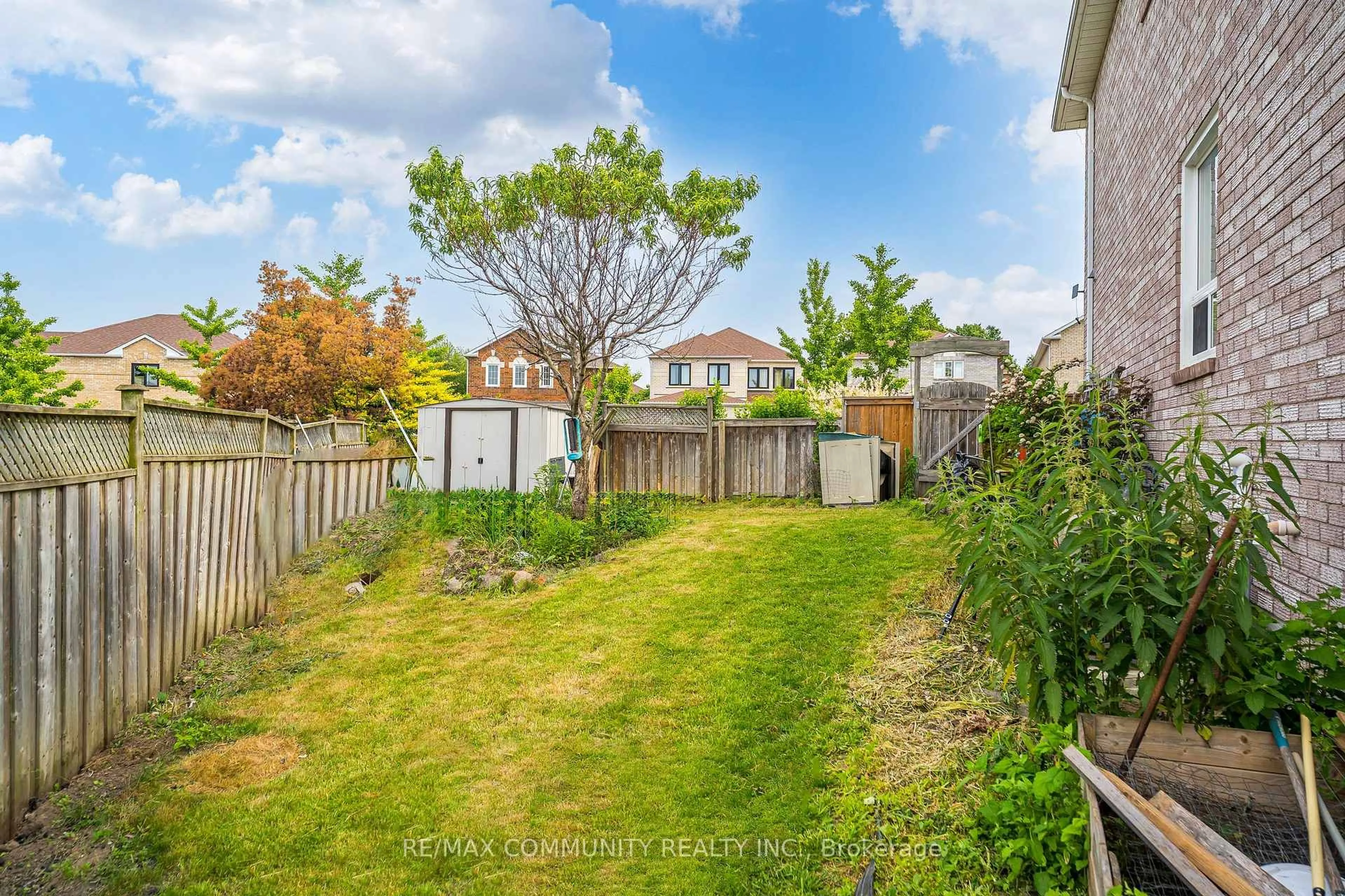 A pic from outside/outdoor area/front of a property/back of a property/a pic from drone, street for 3 Tawn Cres, Ajax Ontario L1Z 1J1