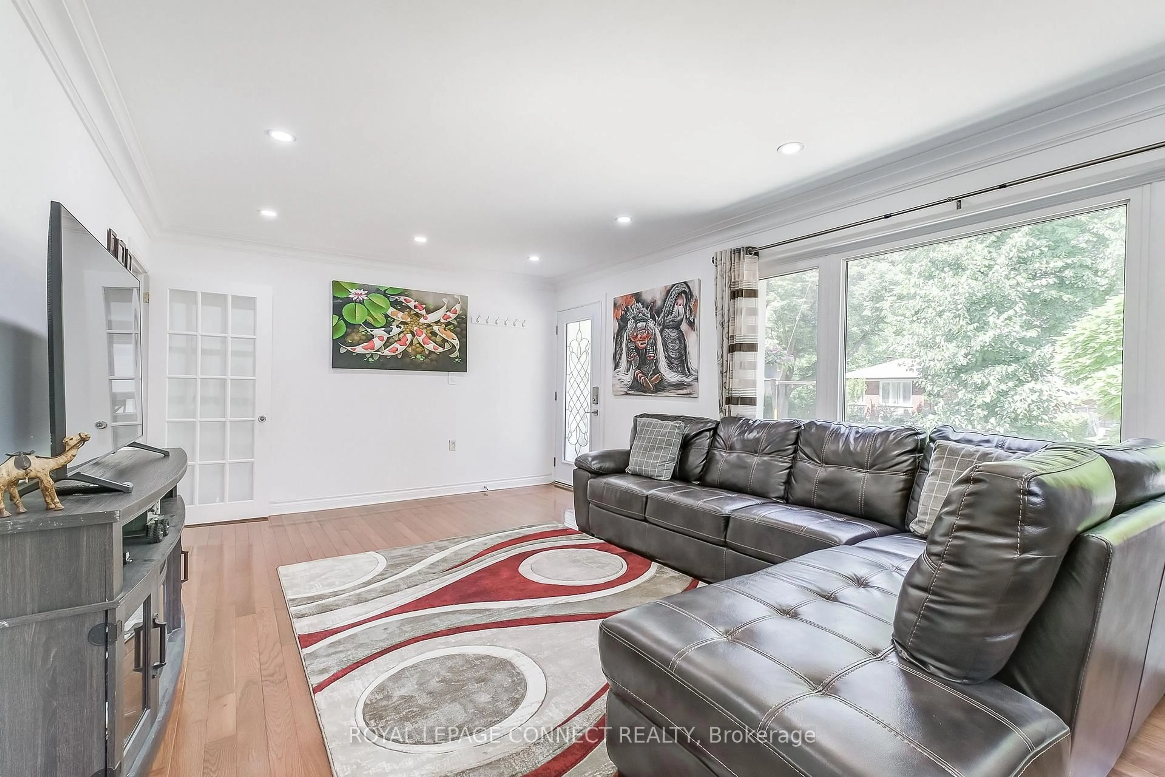 Living room with furniture, unknown for 27 Horton Blvd, Toronto Ontario M1J 1K7