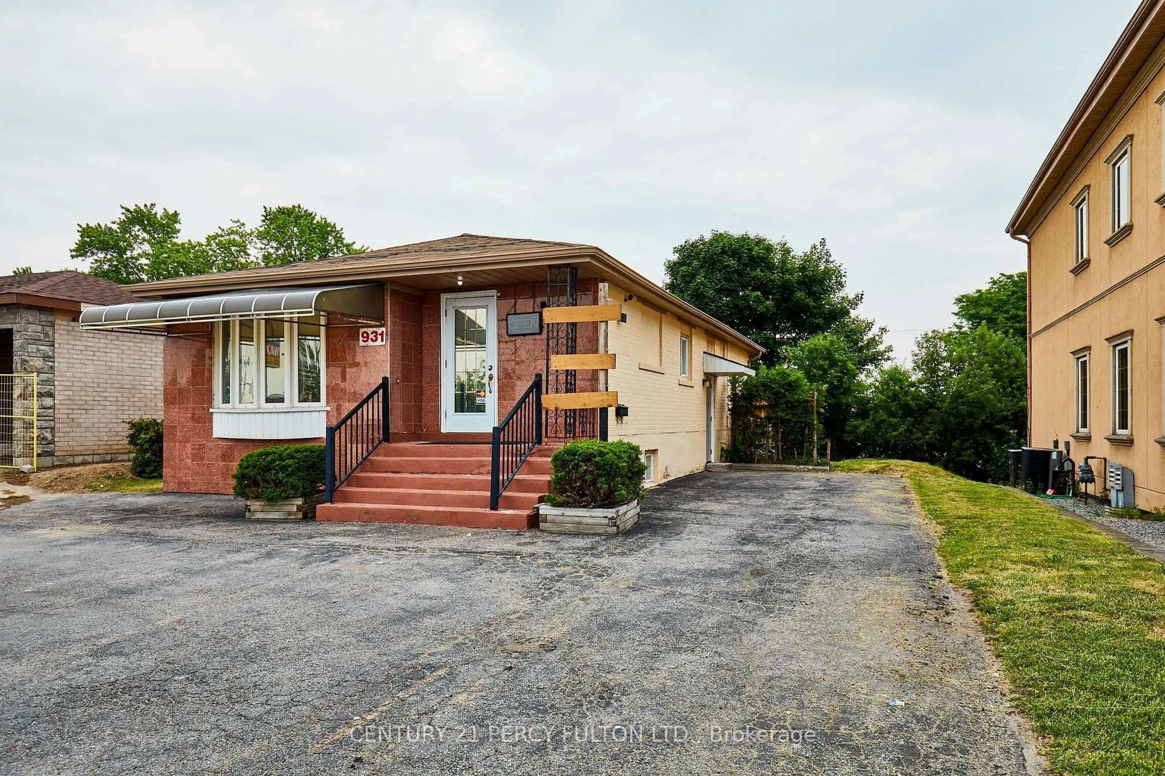 A pic from outside/outdoor area/front of a property/back of a property/a pic from drone, street for 931 Liverpool Rd, Pickering Ontario L1W 1S7