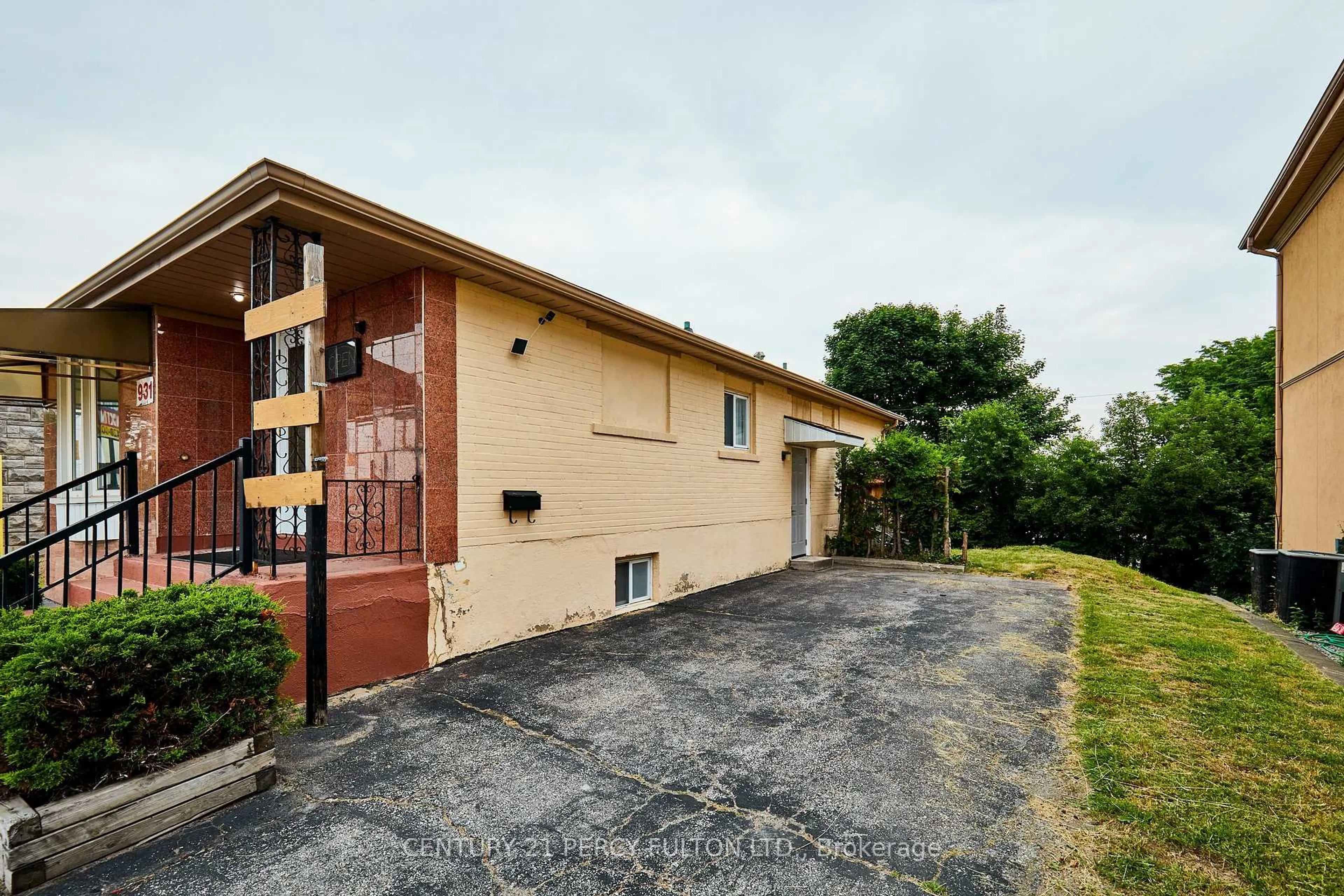 Unknown for 931 Liverpool Rd, Pickering Ontario L1W 1S7