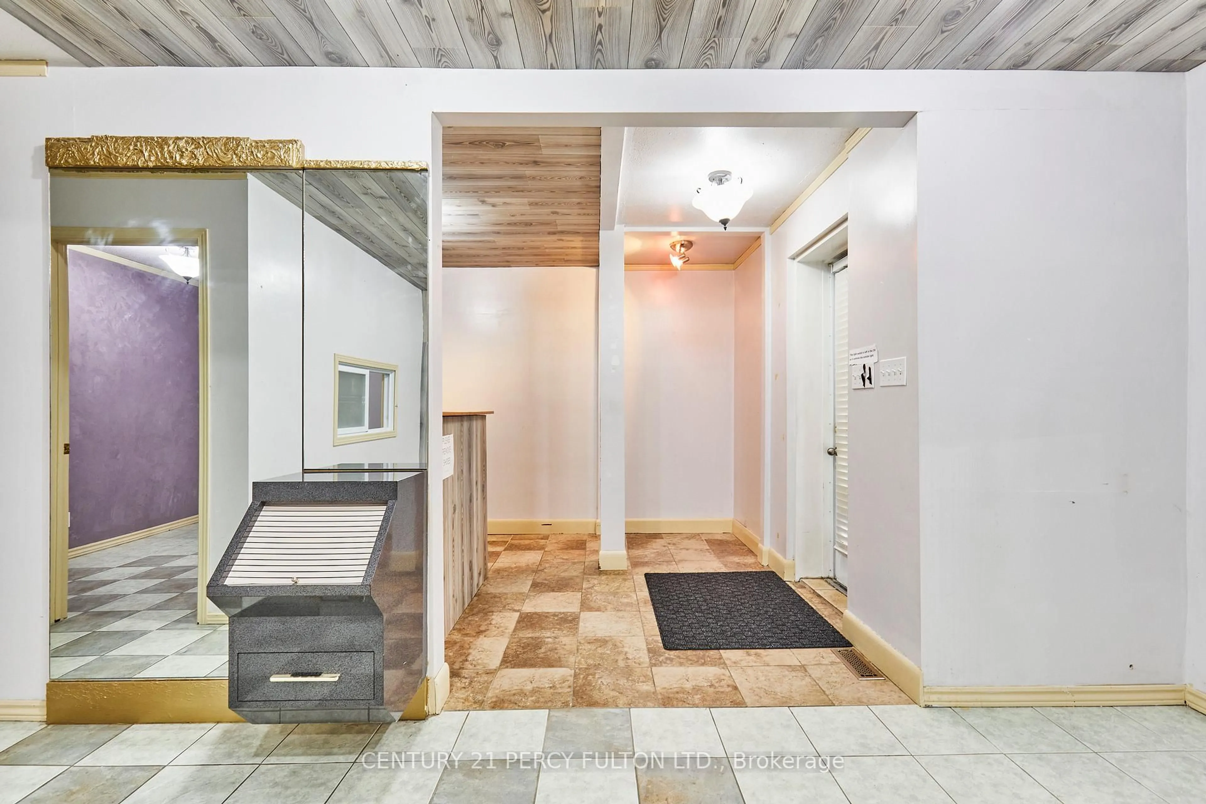 Indoor foyer for 931 Liverpool Rd, Pickering Ontario L1W 1S7