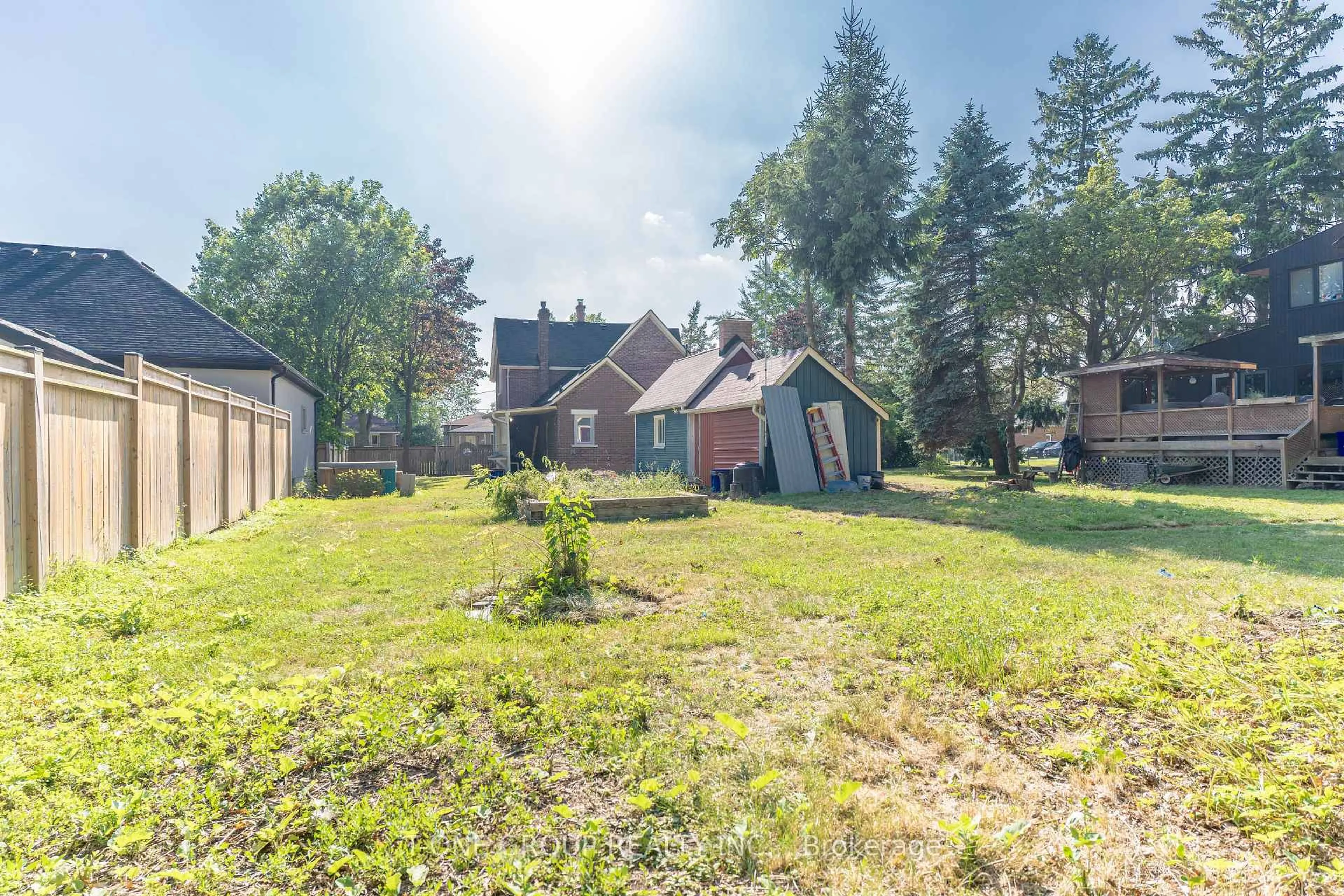 A pic from outside/outdoor area/front of a property/back of a property/a pic from drone, unknown for 681 Pleasant St, Pickering Ontario L1W 1P8