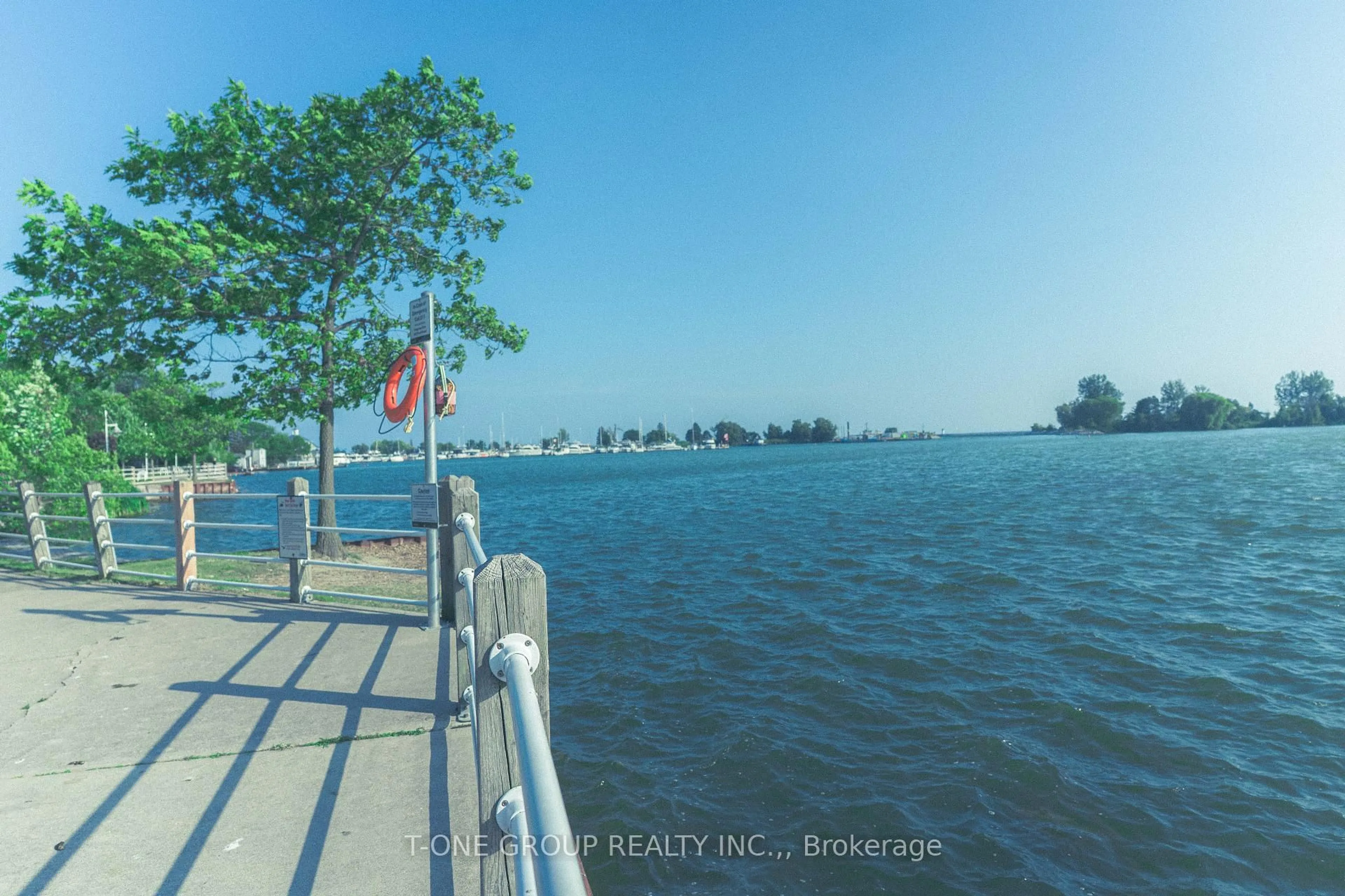 Blurry image for 681 Pleasant St, Pickering Ontario L1W 1P8